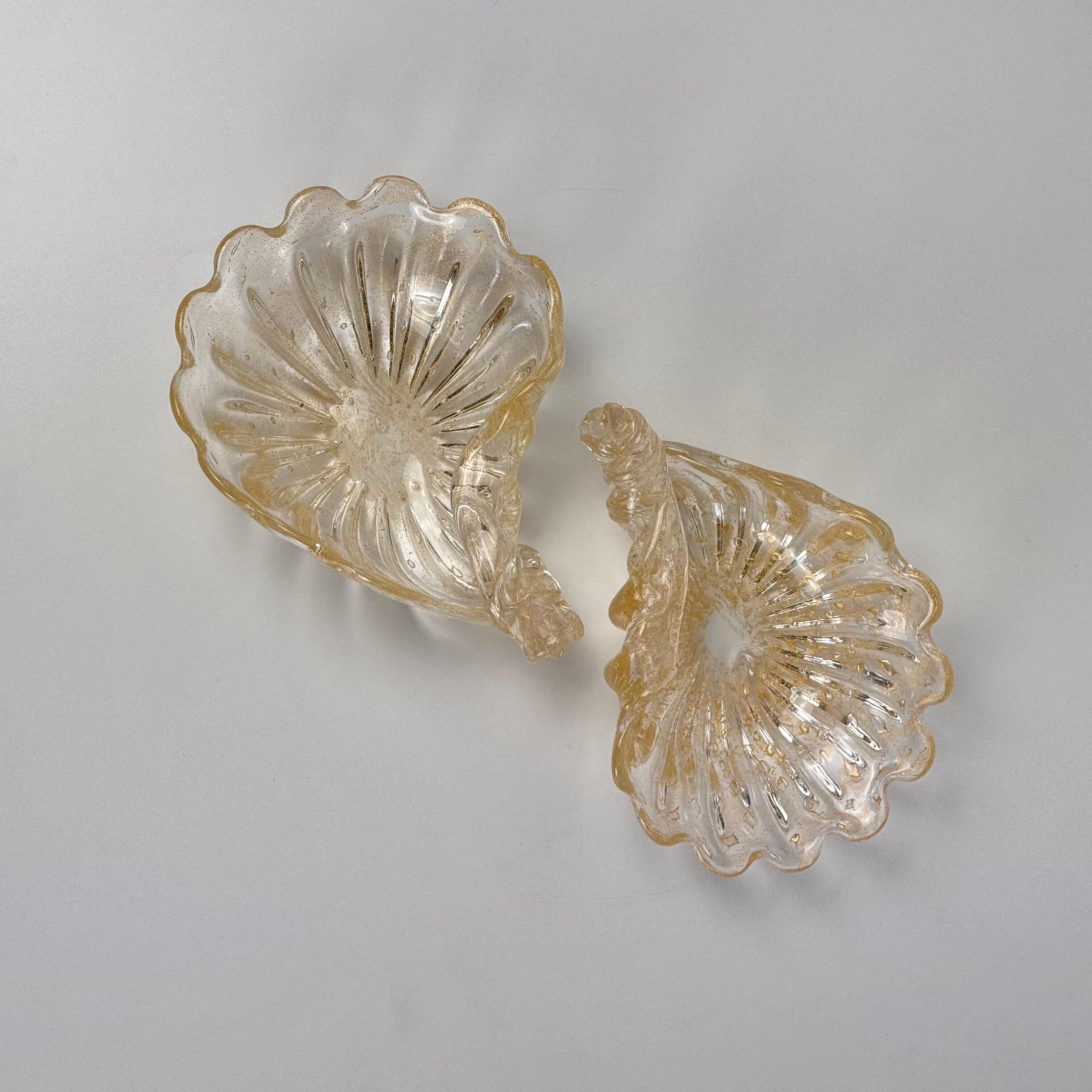 Elegante Pareja de Picaportes de Cristal de Murano en Forma de Concha con Detalles Dorados, 1970 Moderno de mediados de siglo en venta