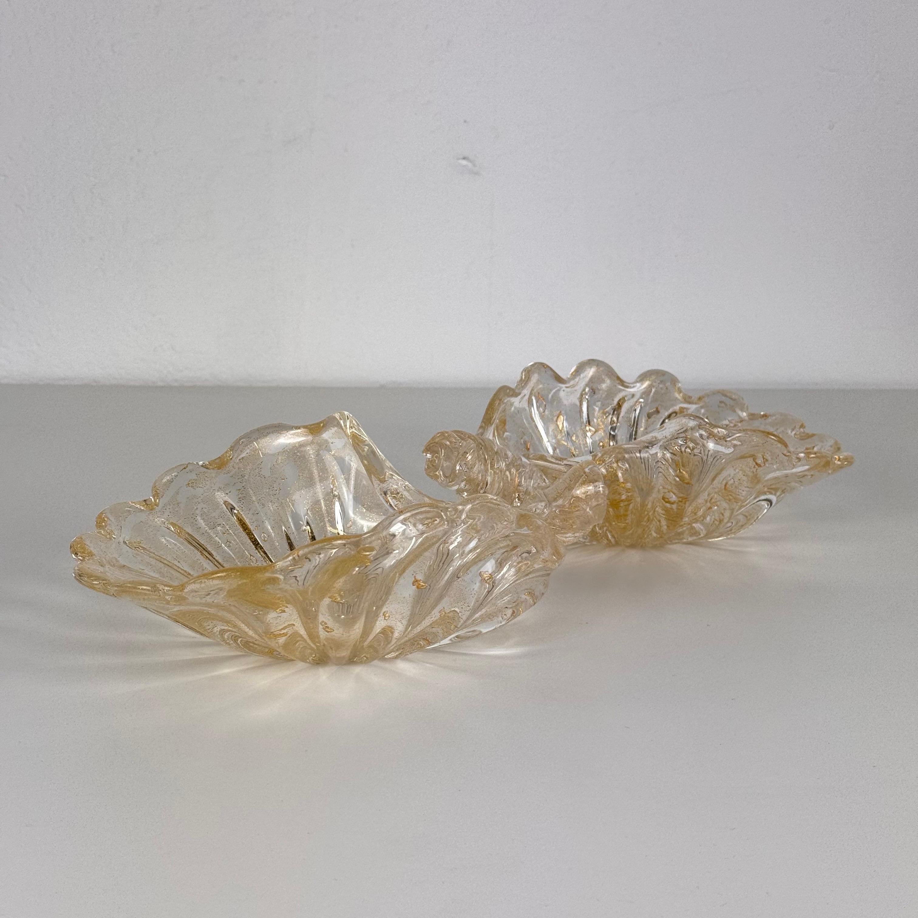 Elegante Pareja de Picaportes de Cristal de Murano en Forma de Concha con Detalles Dorados, 1970 Italiano en venta