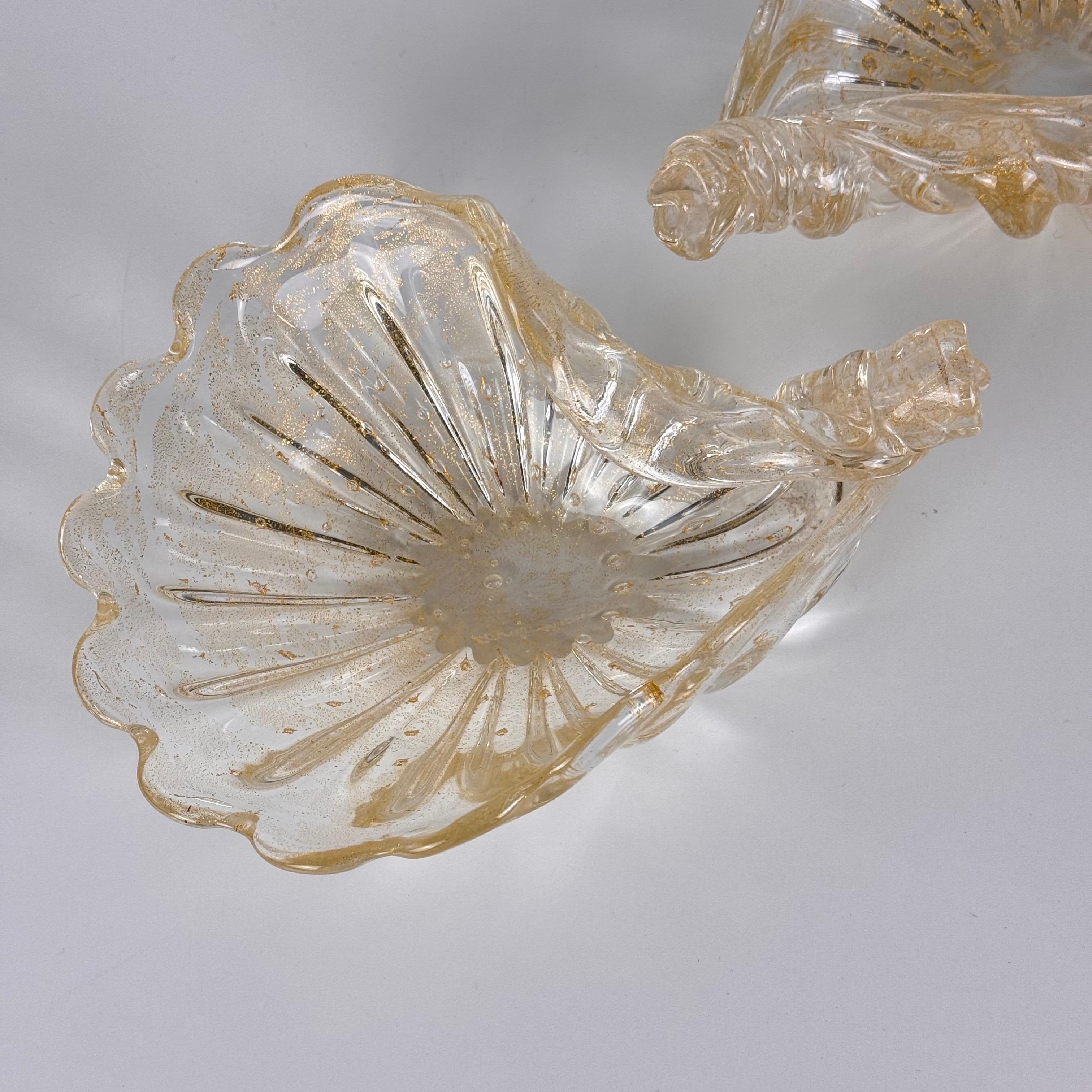 Elegante Pareja de Picaportes de Cristal de Murano en Forma de Concha con Detalles Dorados, 1970 Hecho a mano en venta