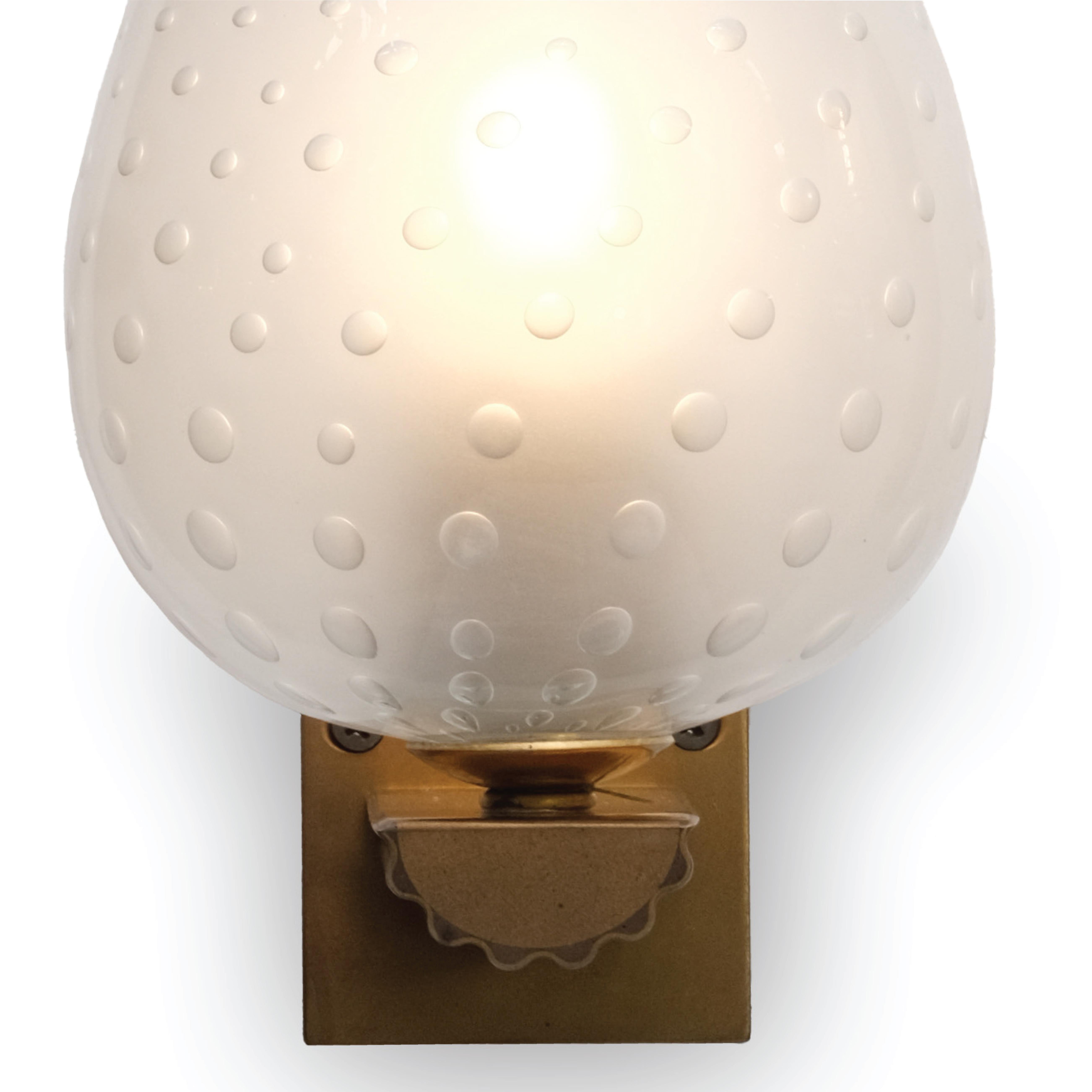 Cette paire d'appliques en verre italien de Murano, fabriquée à la main dans les années 1970, met en valeur la technique sophistiquée du Pulegoso, caractérisée par les délicates bulles suspendues dans le verre blanc laiteux. Chaque abat-jour
