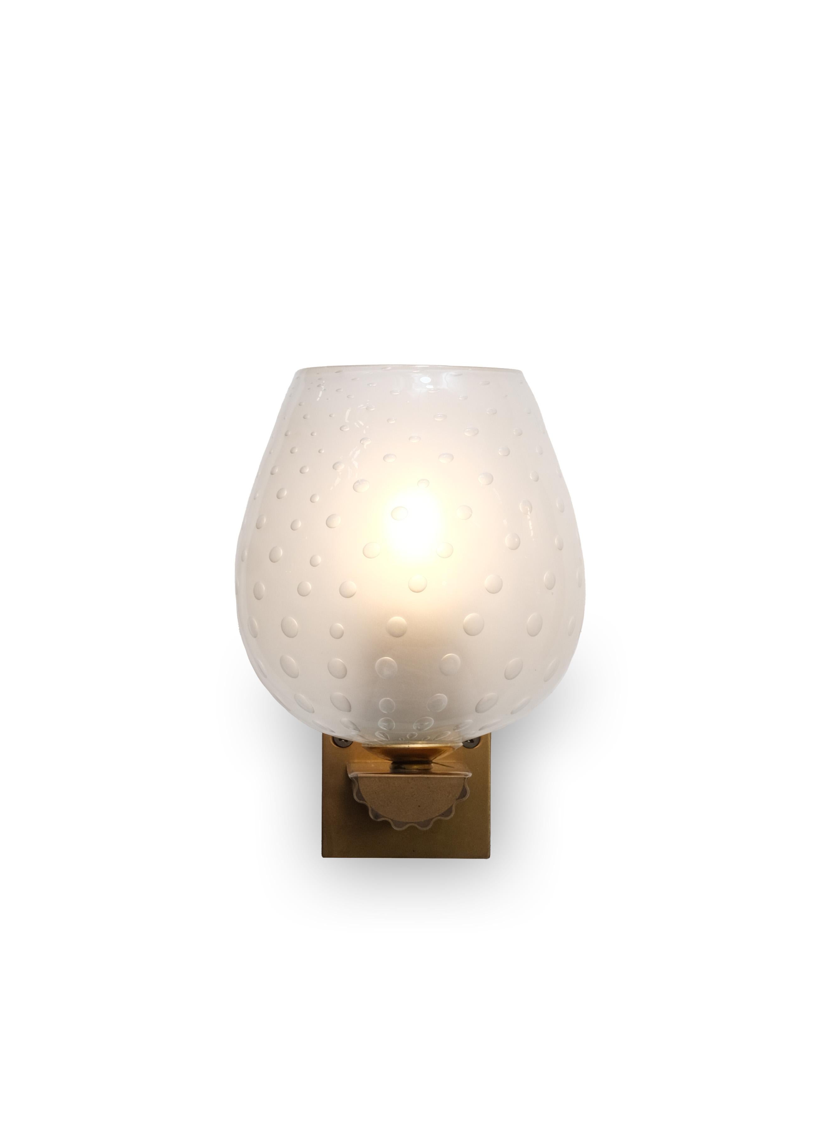 italien Elegante paire d'appliques en verre de Murano avec texture Pulegoso et montures en laiton, Ita en vente