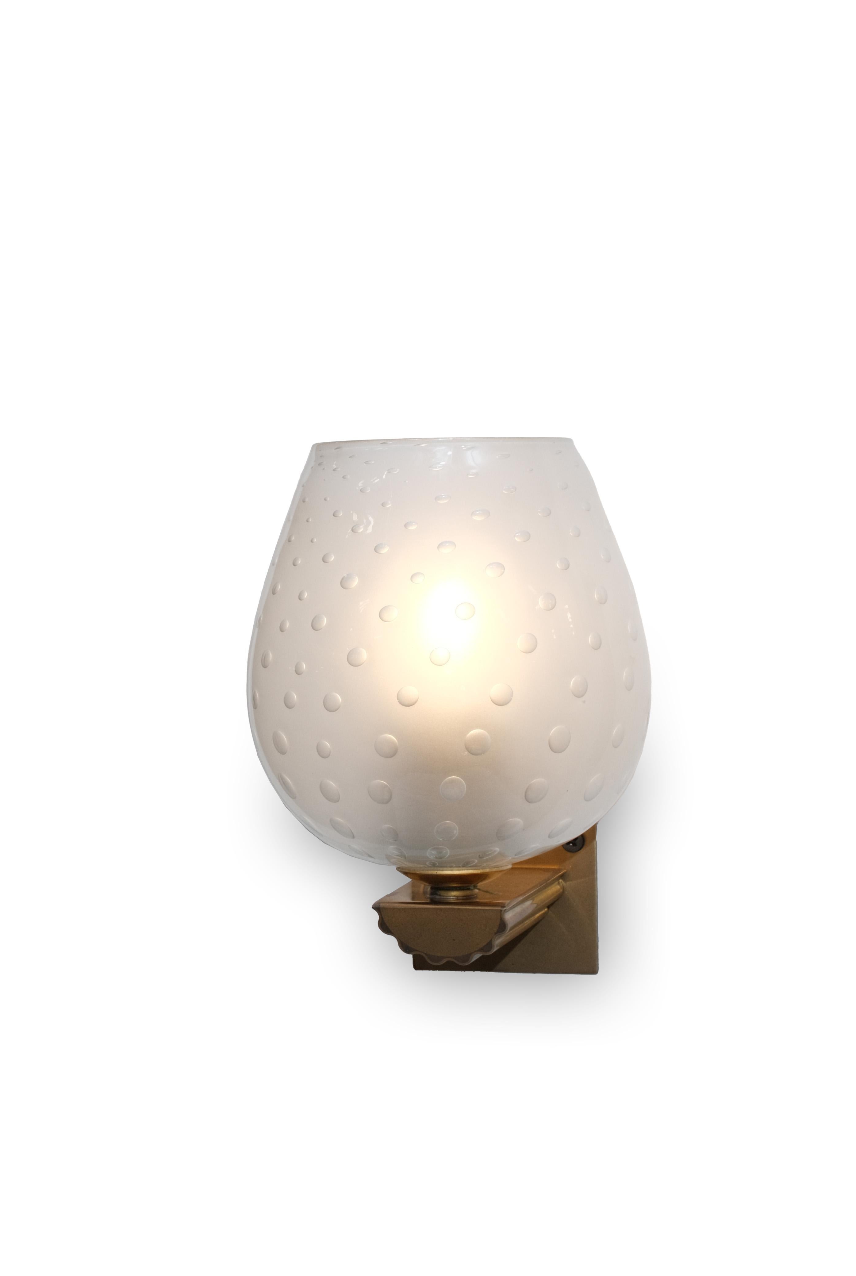 Elegante paire d'appliques en verre de Murano avec texture Pulegoso et montures en laiton, Ita Excellent état - En vente à LA, CA