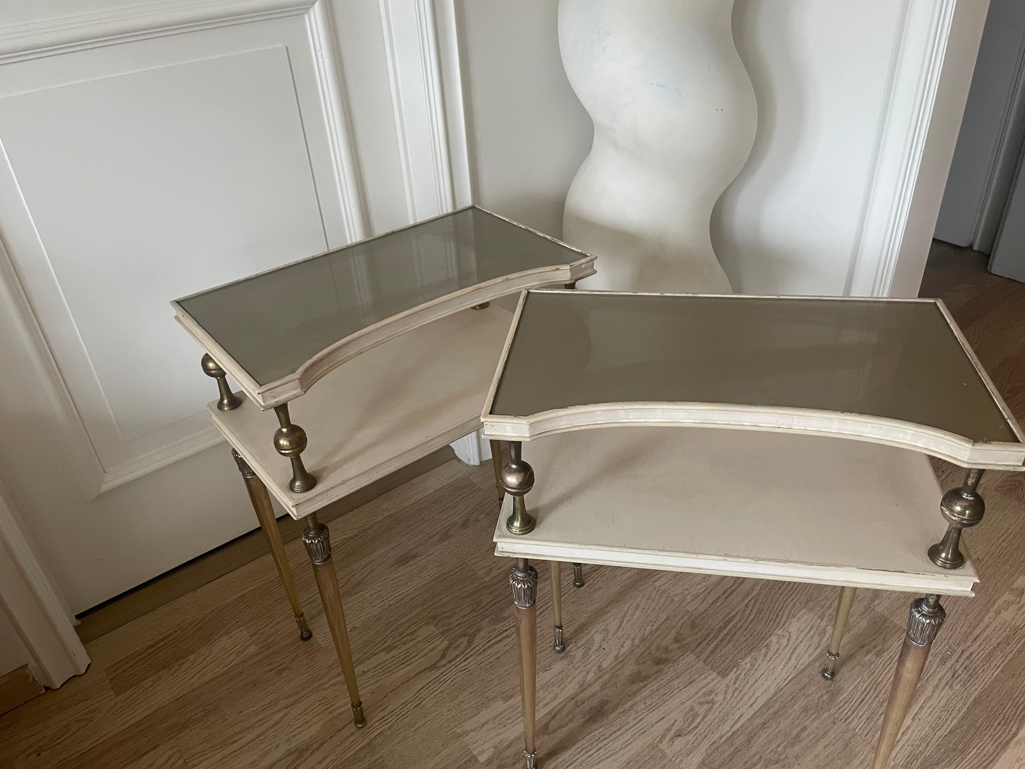 Elegante pareja de mesas auxiliares neoclásicas de Lucien Rollin, Francia 1940. Latón en venta