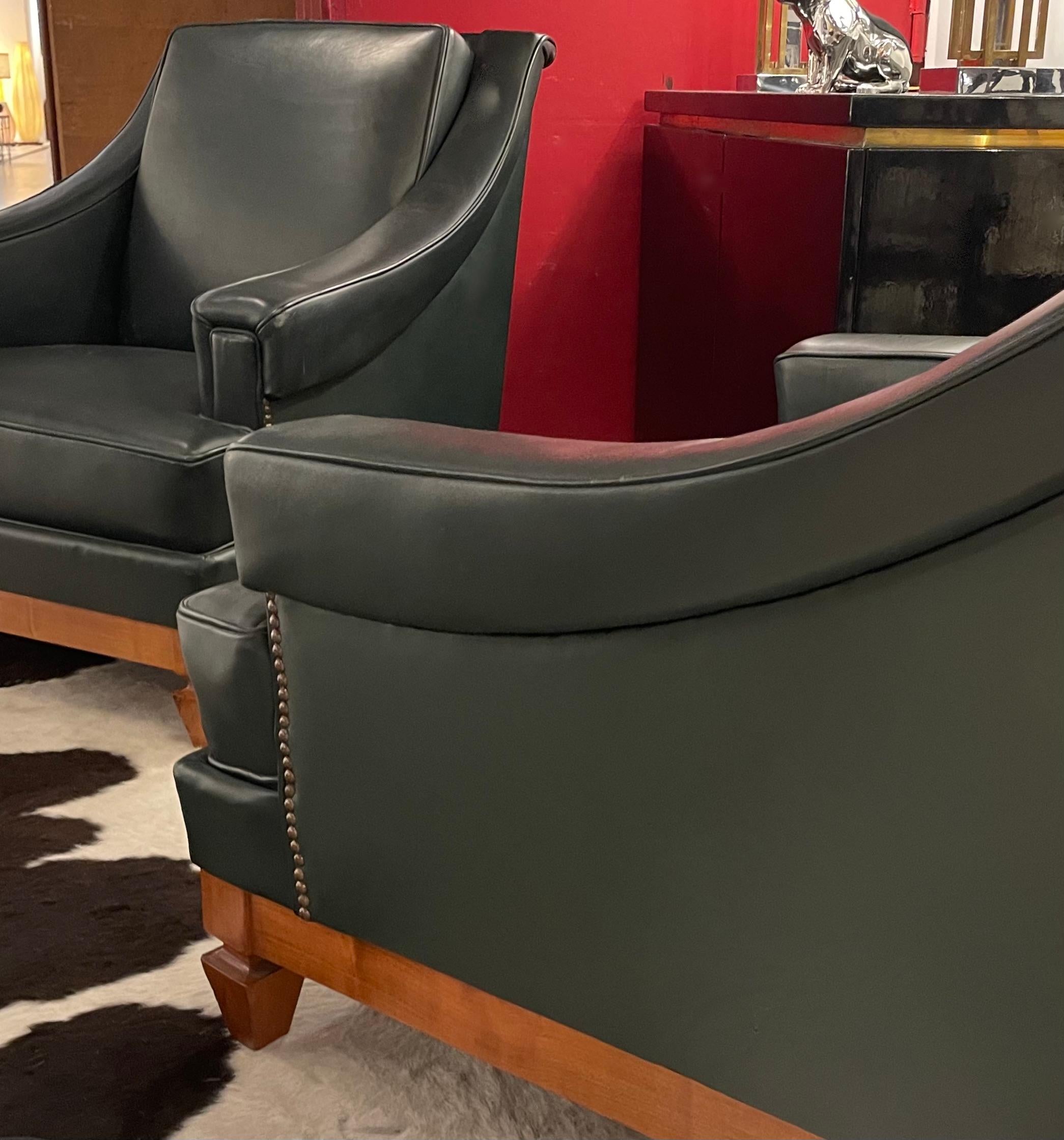 Nice pair of green leather neoclassical armchairs with cherry feet.
Perfect vintage condition and highly comfortable.
By J. Quinet France 1948.