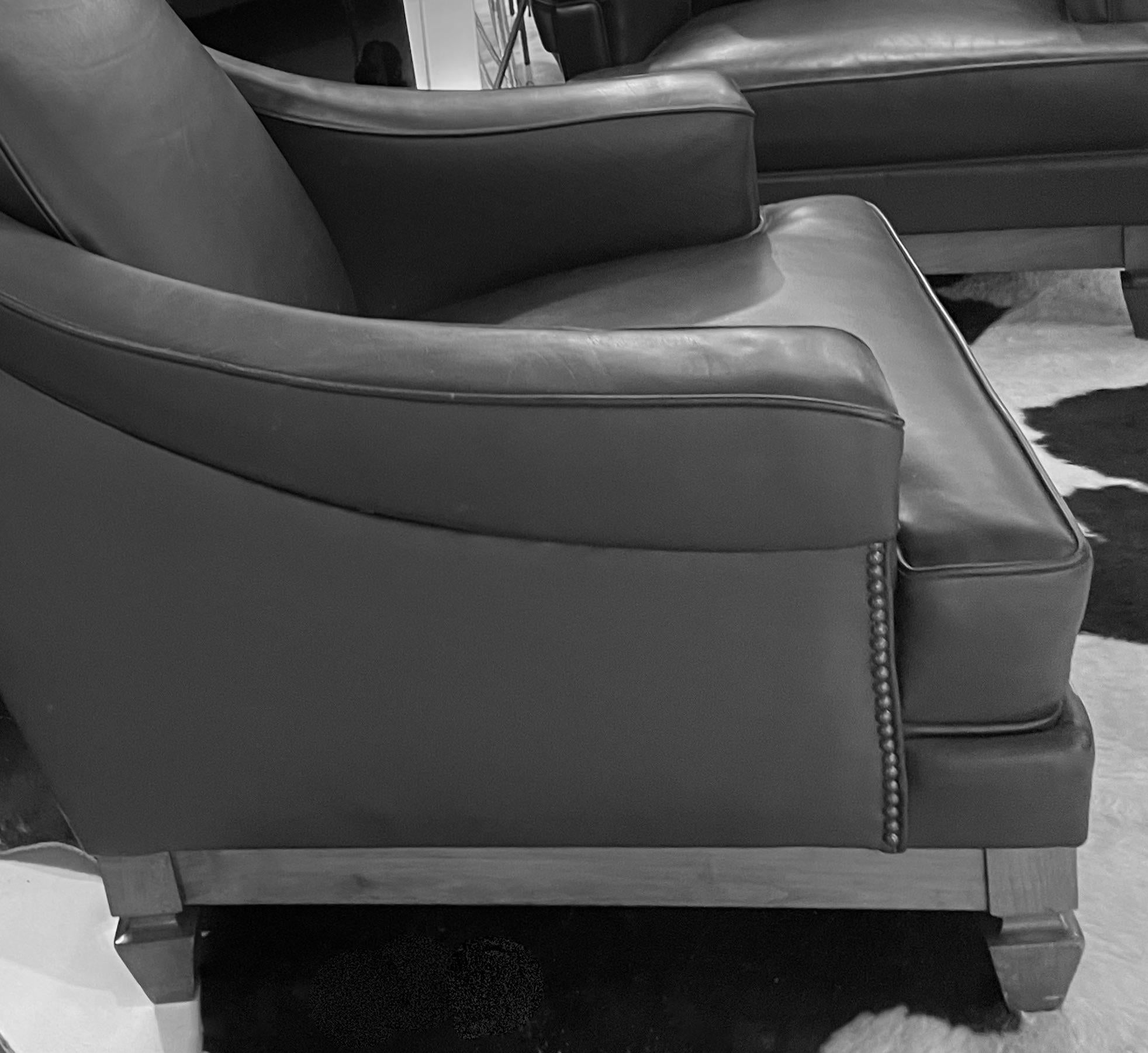 Elegant Pair of Neoclassical Leather Armchairs by Jacques Quinet, France 1948. In Good Condition For Sale In Brussels, BE