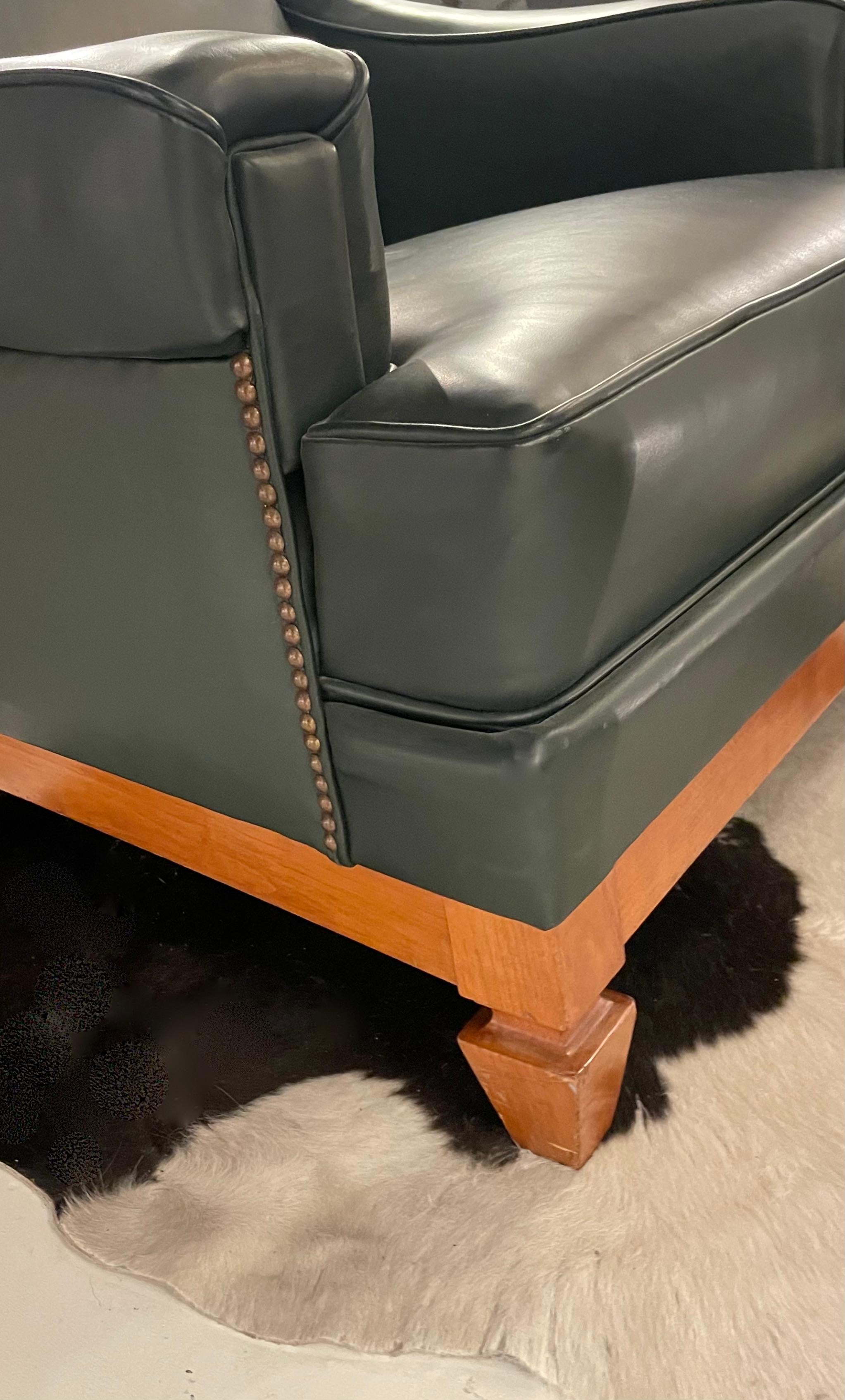 Elegant Pair of Neoclassical Leather Armchairs by Jacques Quinet, France 1948. For Sale 2