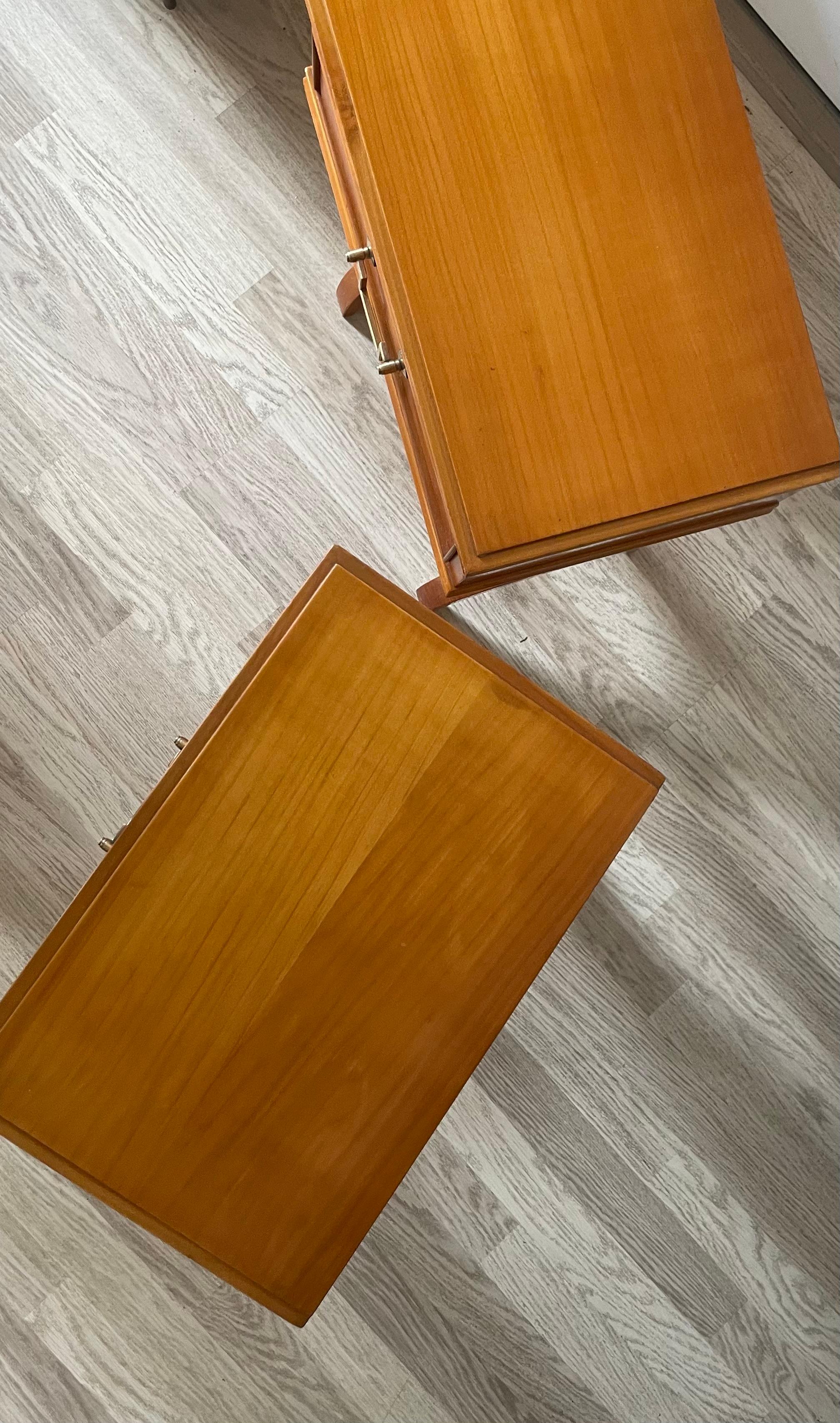 Elegant Pair of Neoclassical Side Tables by Maison De Coene Belgium 1960. en vente 4