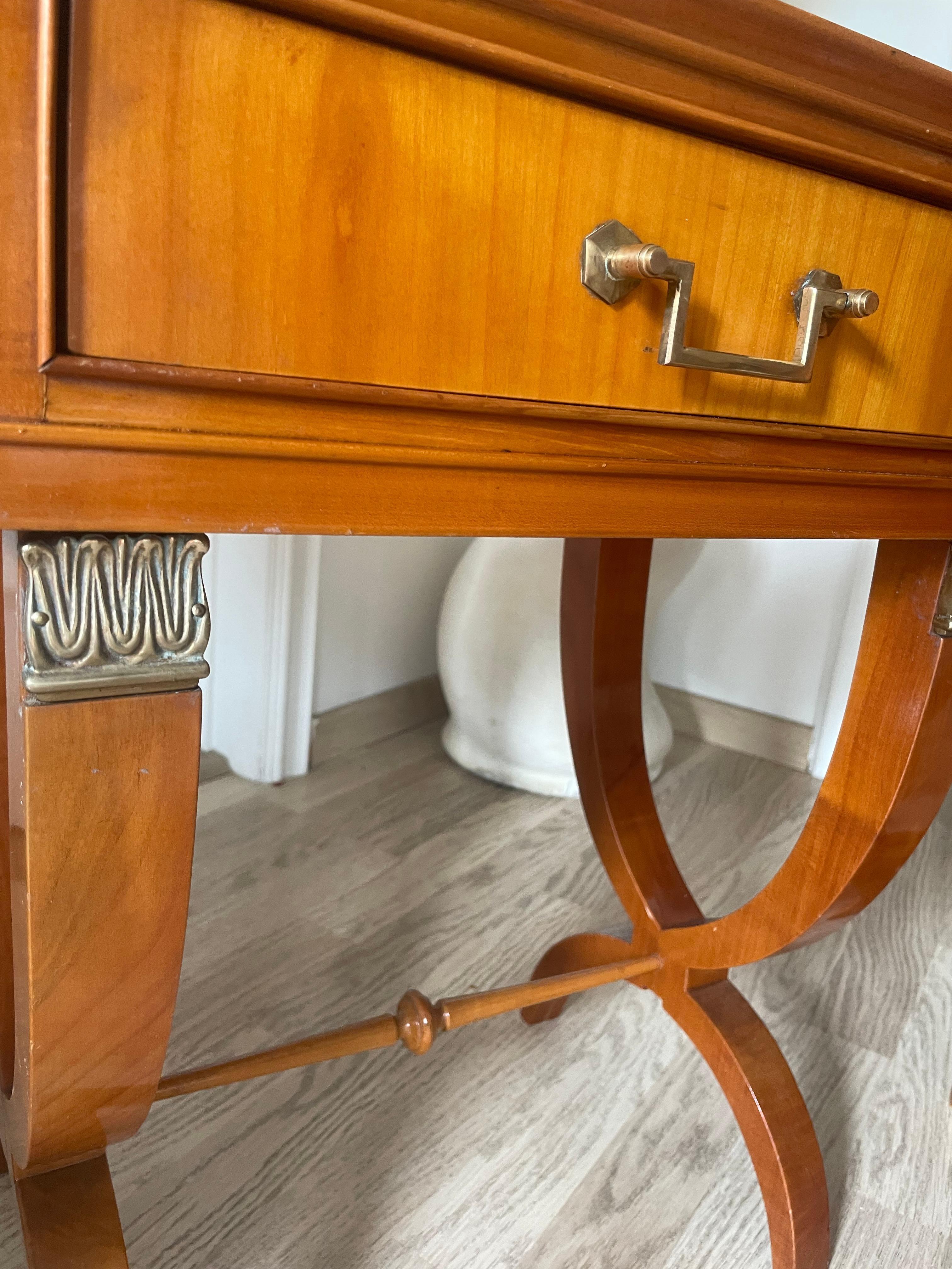 Milieu du XXe siècle Elegant Pair of Neoclassical Side Tables by Maison De Coene Belgium 1960. en vente