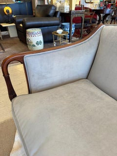 Eleganza della coppia di poltrone e divani in mogano e velluto grigio appena imbottiti