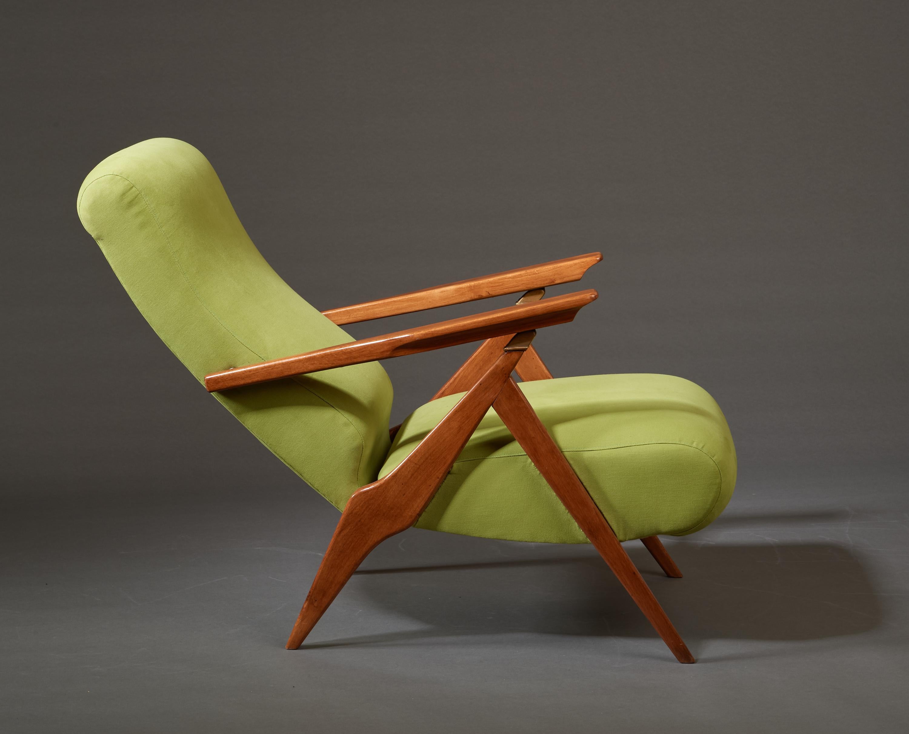 Elegance Paire de fauteuils verts inclinables en bois fruitier et laiton, Italie années 1950 en vente 6