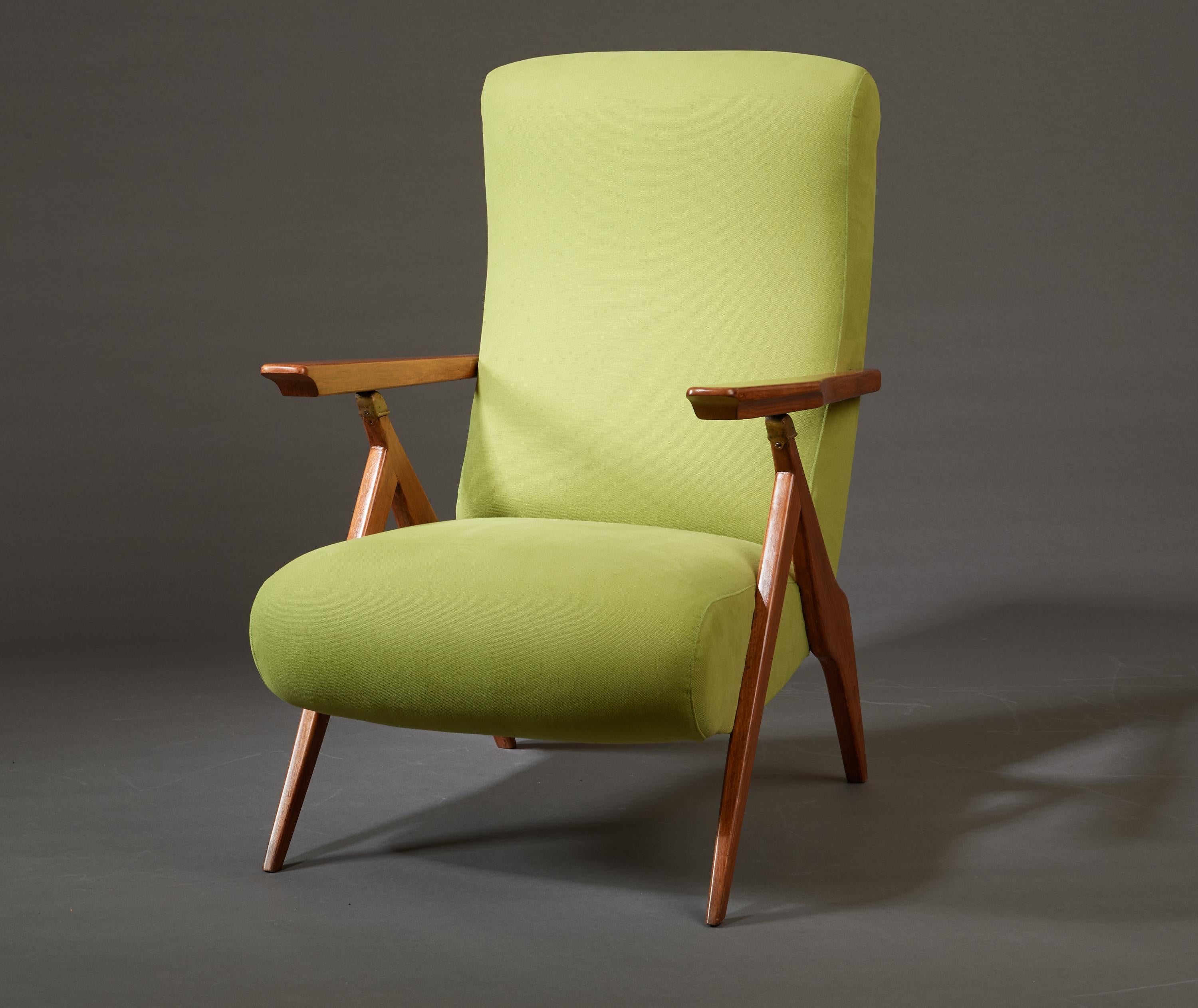 Milieu du XXe siècle Elegance Paire de fauteuils verts inclinables en bois fruitier et laiton, Italie années 1950 en vente