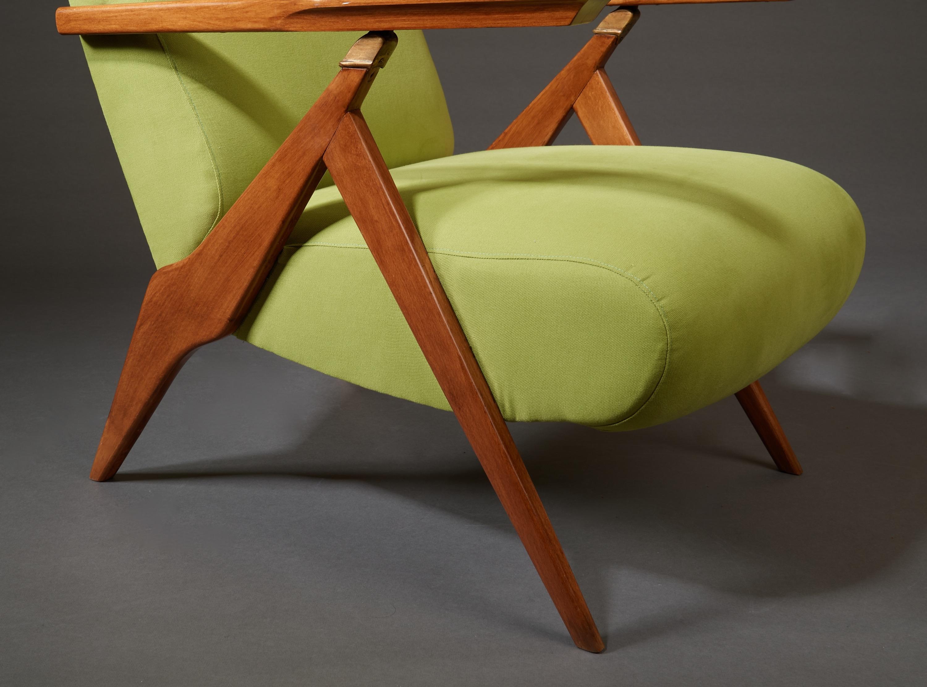 Elegance Paire de fauteuils verts inclinables en bois fruitier et laiton, Italie années 1950 en vente 7