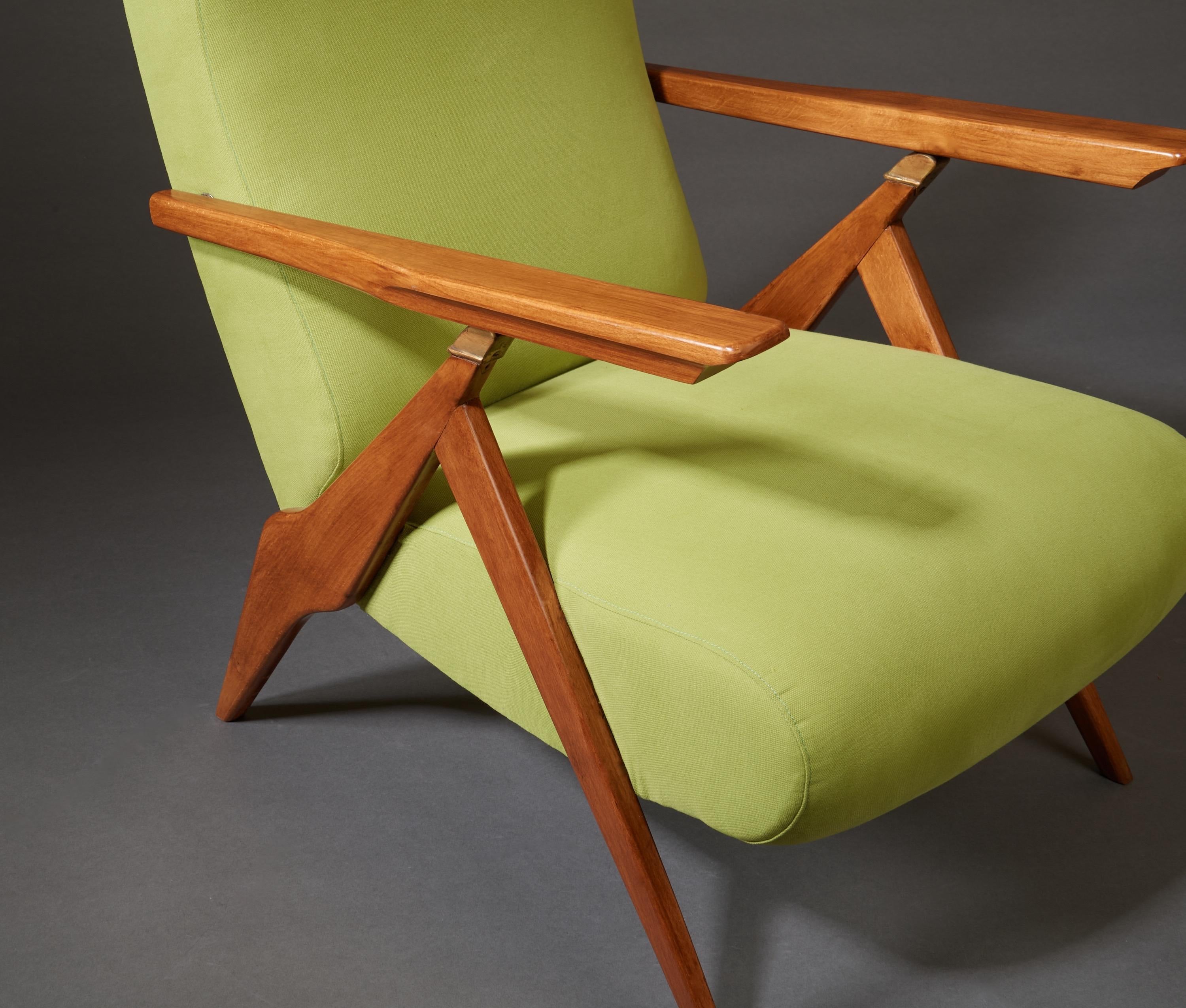 Elegance Paire de fauteuils verts inclinables en bois fruitier et laiton, Italie années 1950 en vente 8