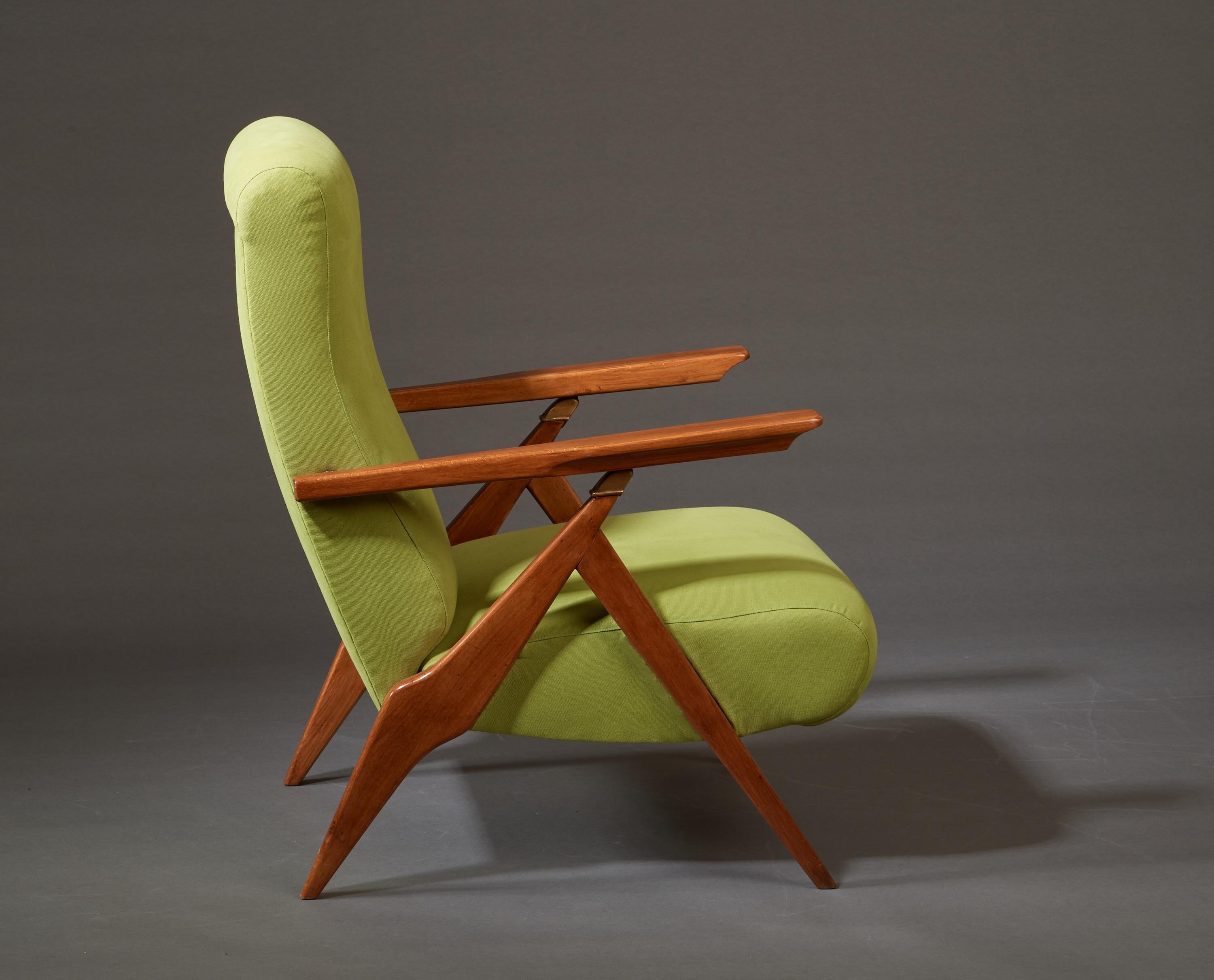 Elegance Paire de fauteuils verts inclinables en bois fruitier et laiton, Italie années 1950 en vente 2