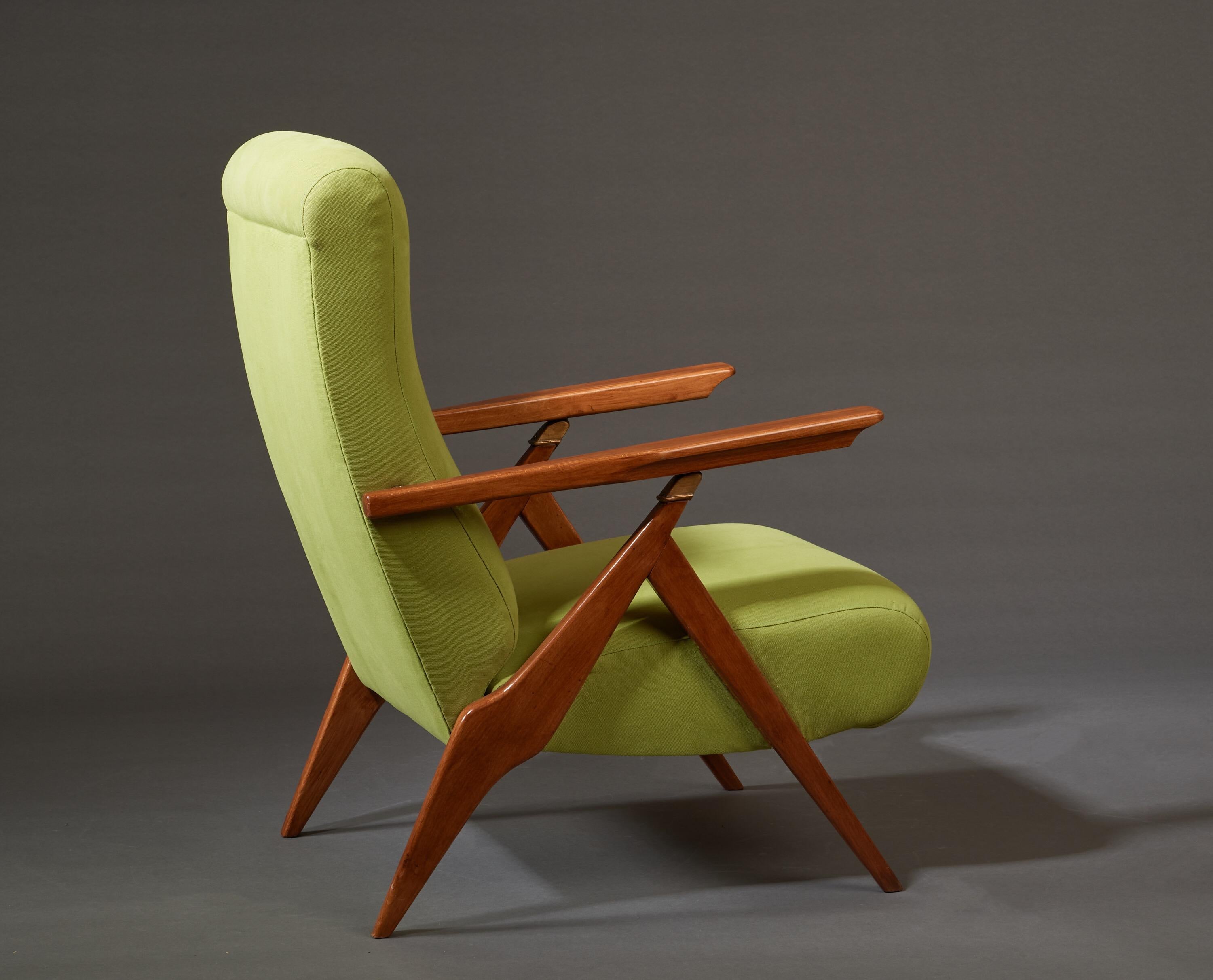 Elegance Paire de fauteuils verts inclinables en bois fruitier et laiton, Italie années 1950 en vente 1