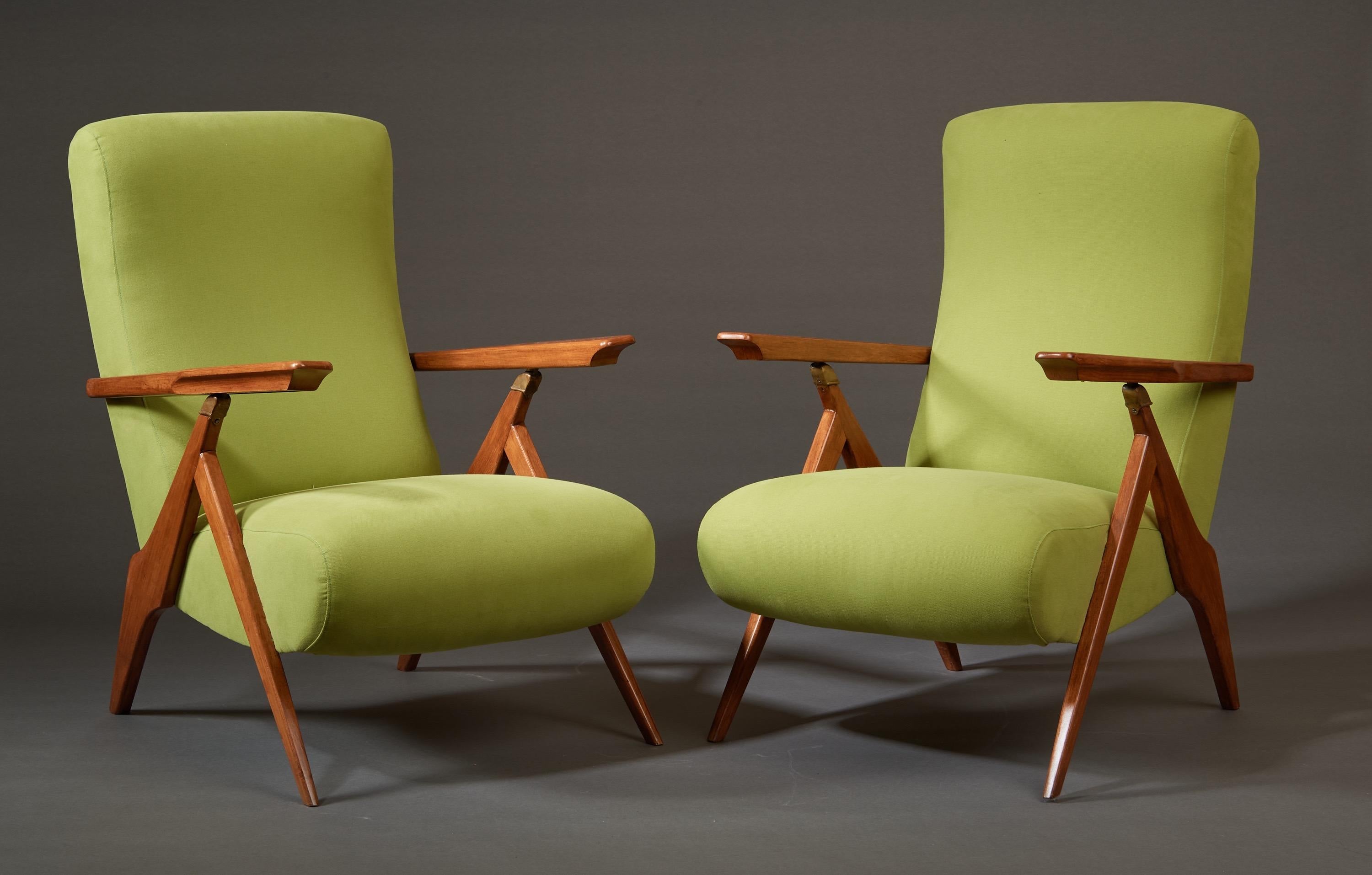 Elegant Pair of Reclining Green Armchairs in Fruitwood and Brass, Italy 1950s For Sale 11