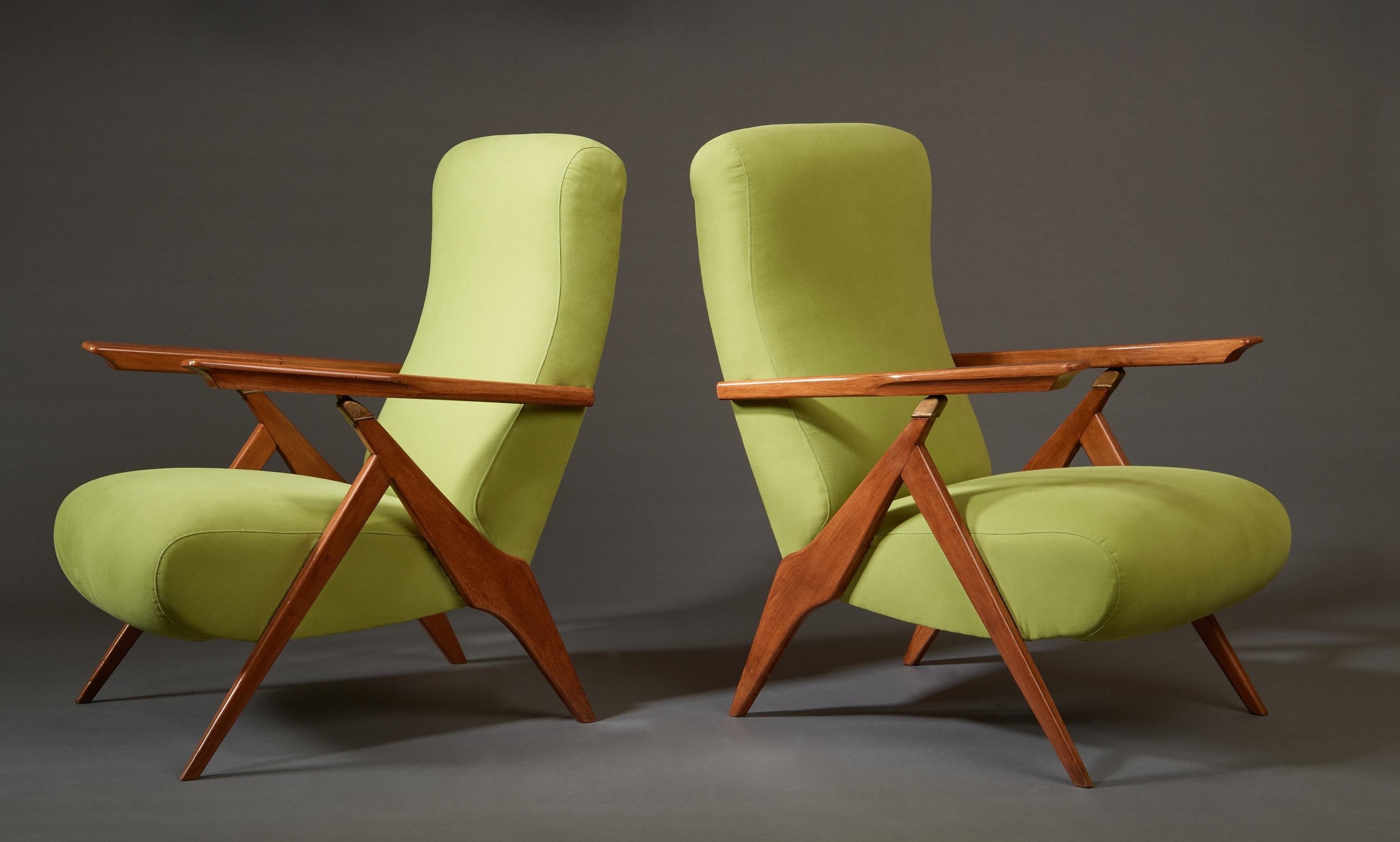 Mid-Century Modern Elegant Pair of Reclining Green Armchairs in Fruitwood and Brass, Italy 1950s For Sale