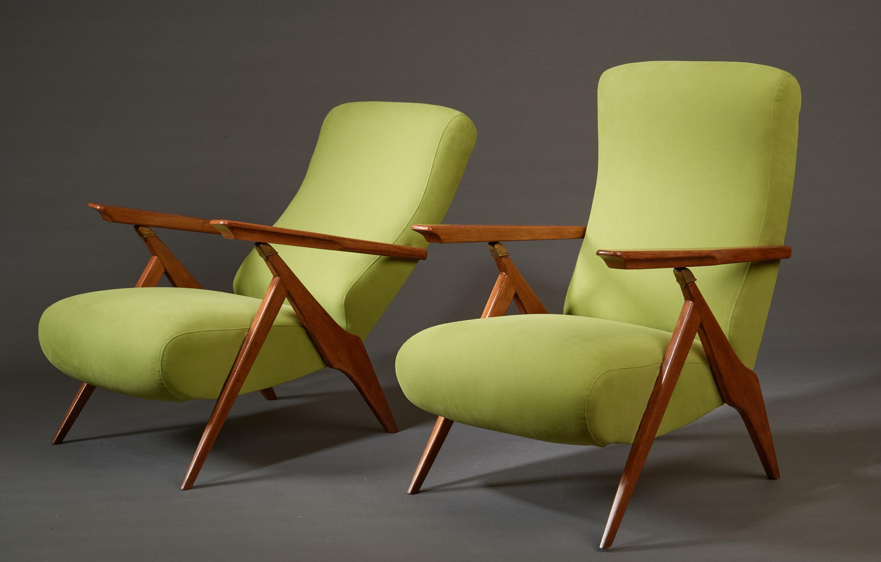 italien Elegance Paire de fauteuils verts inclinables en bois fruitier et laiton, Italie années 1950 en vente