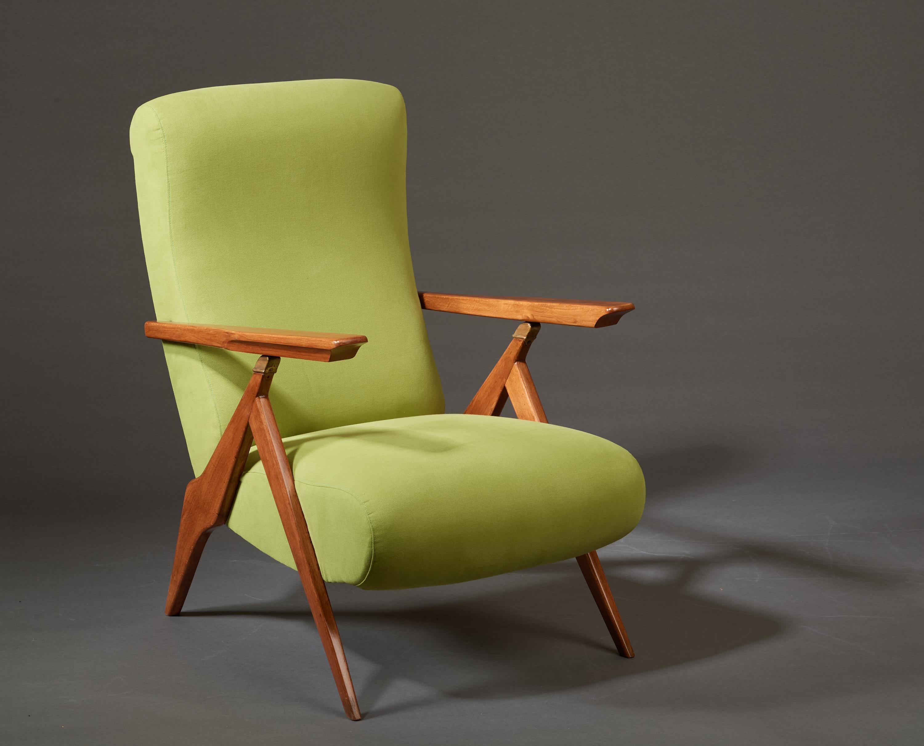 Laiton Elegance Paire de fauteuils verts inclinables en bois fruitier et laiton, Italie années 1950 en vente