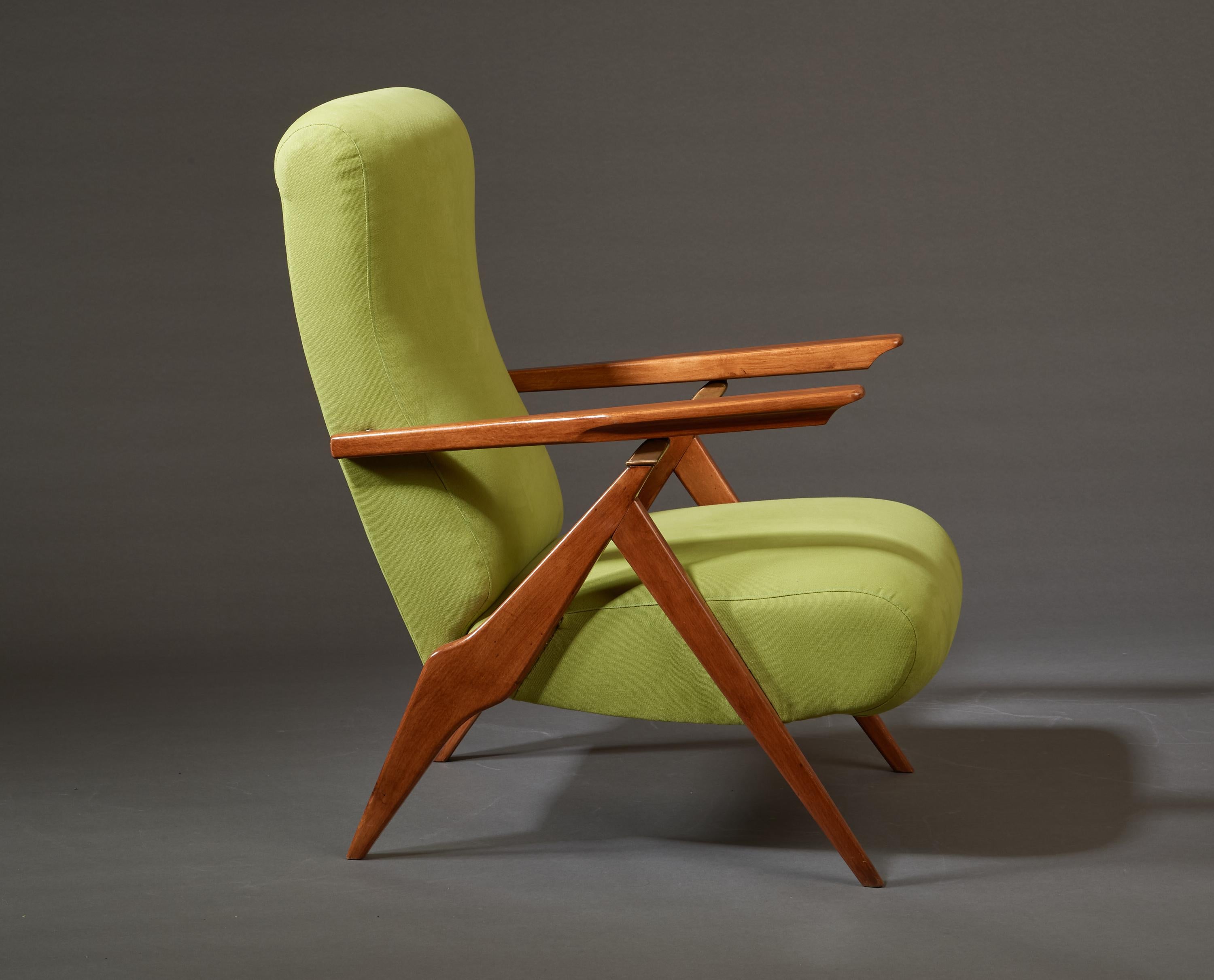 Elegance Paire de fauteuils verts inclinables en bois fruitier et laiton, Italie années 1950 en vente 3