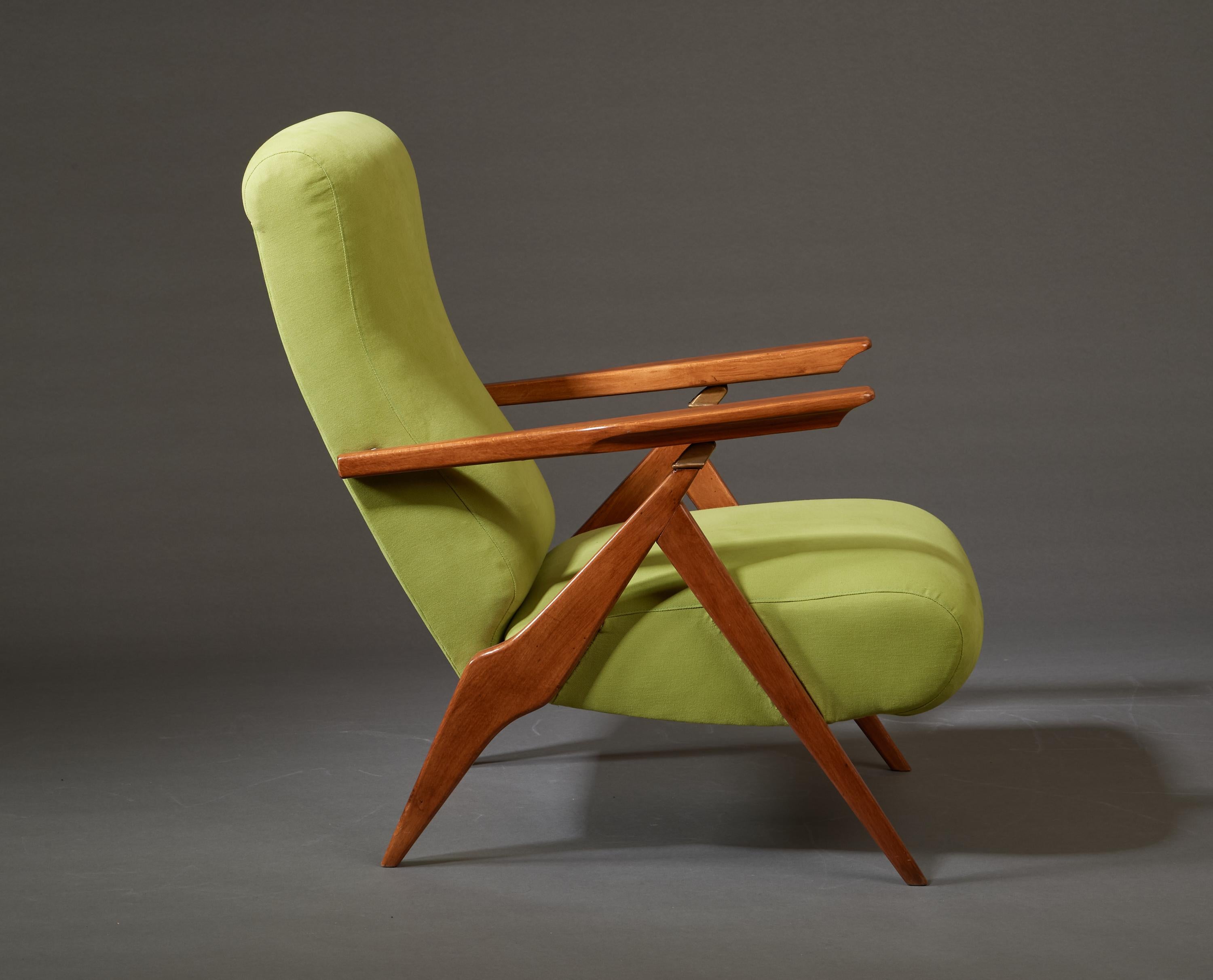 Elegance Paire de fauteuils verts inclinables en bois fruitier et laiton, Italie années 1950 en vente 4
