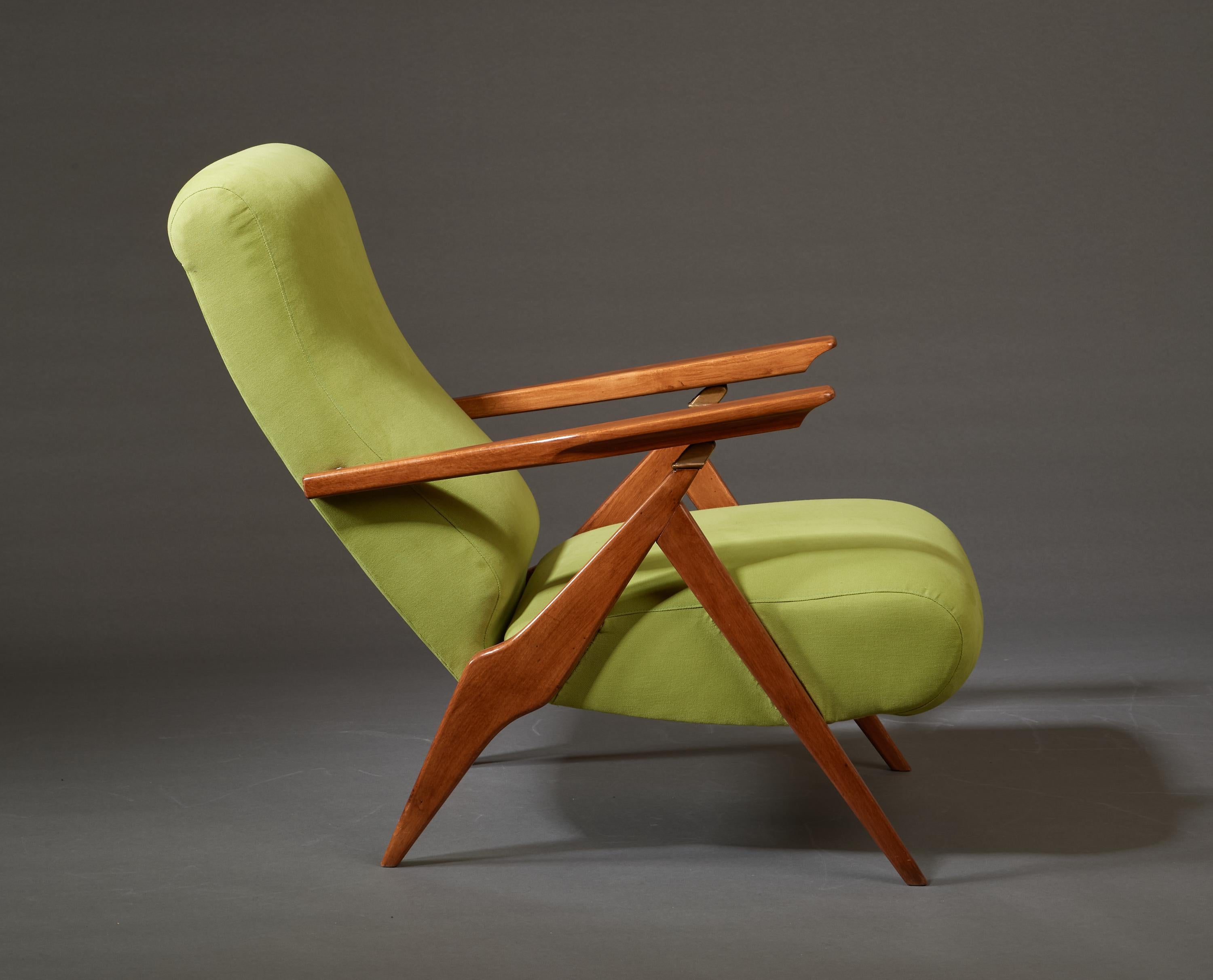 Elegance Paire de fauteuils verts inclinables en bois fruitier et laiton, Italie années 1950 en vente 5