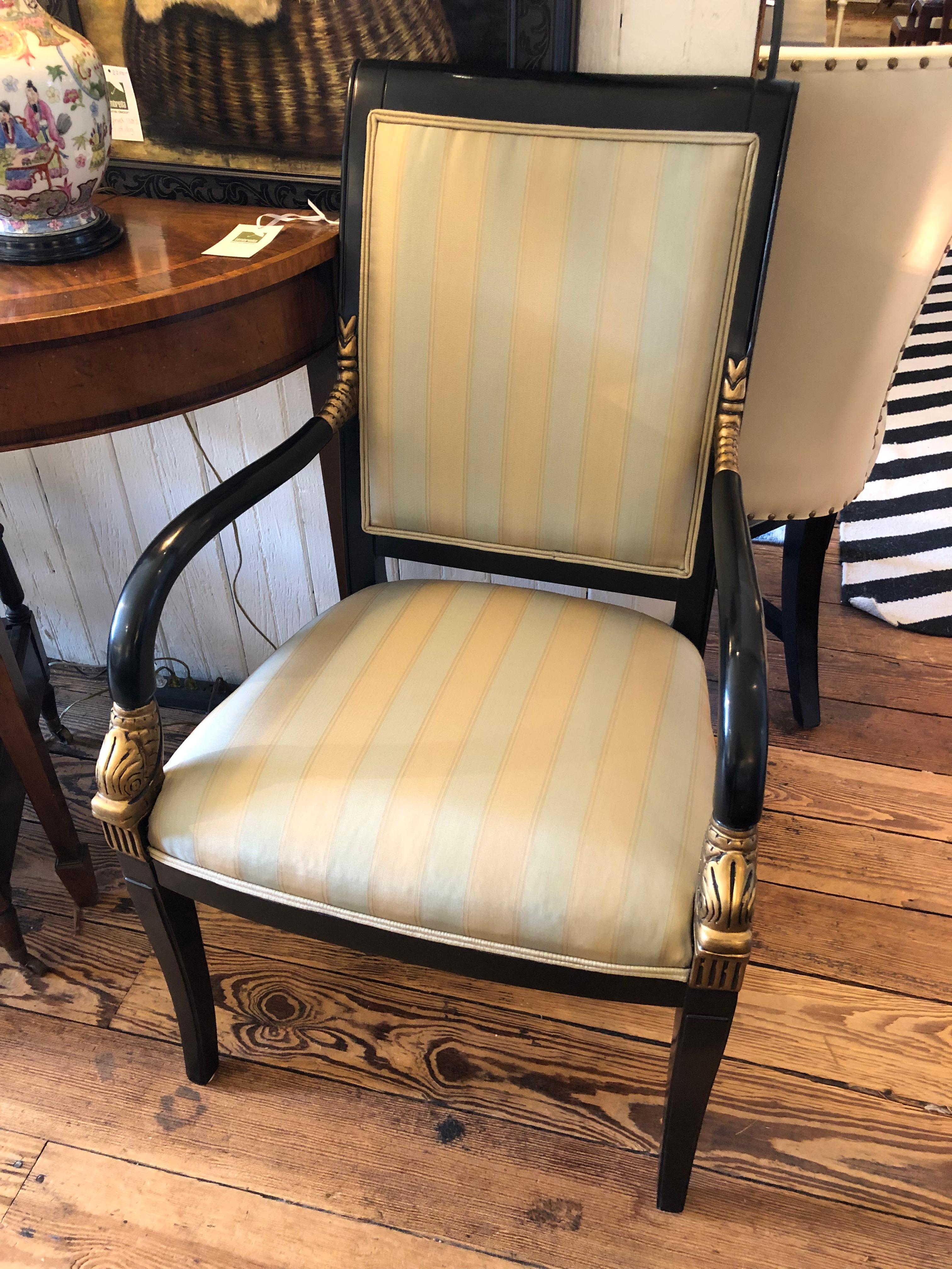 Élégante paire de fauteuils de style Régence à motif de dauphins noirs et or en vente 4
