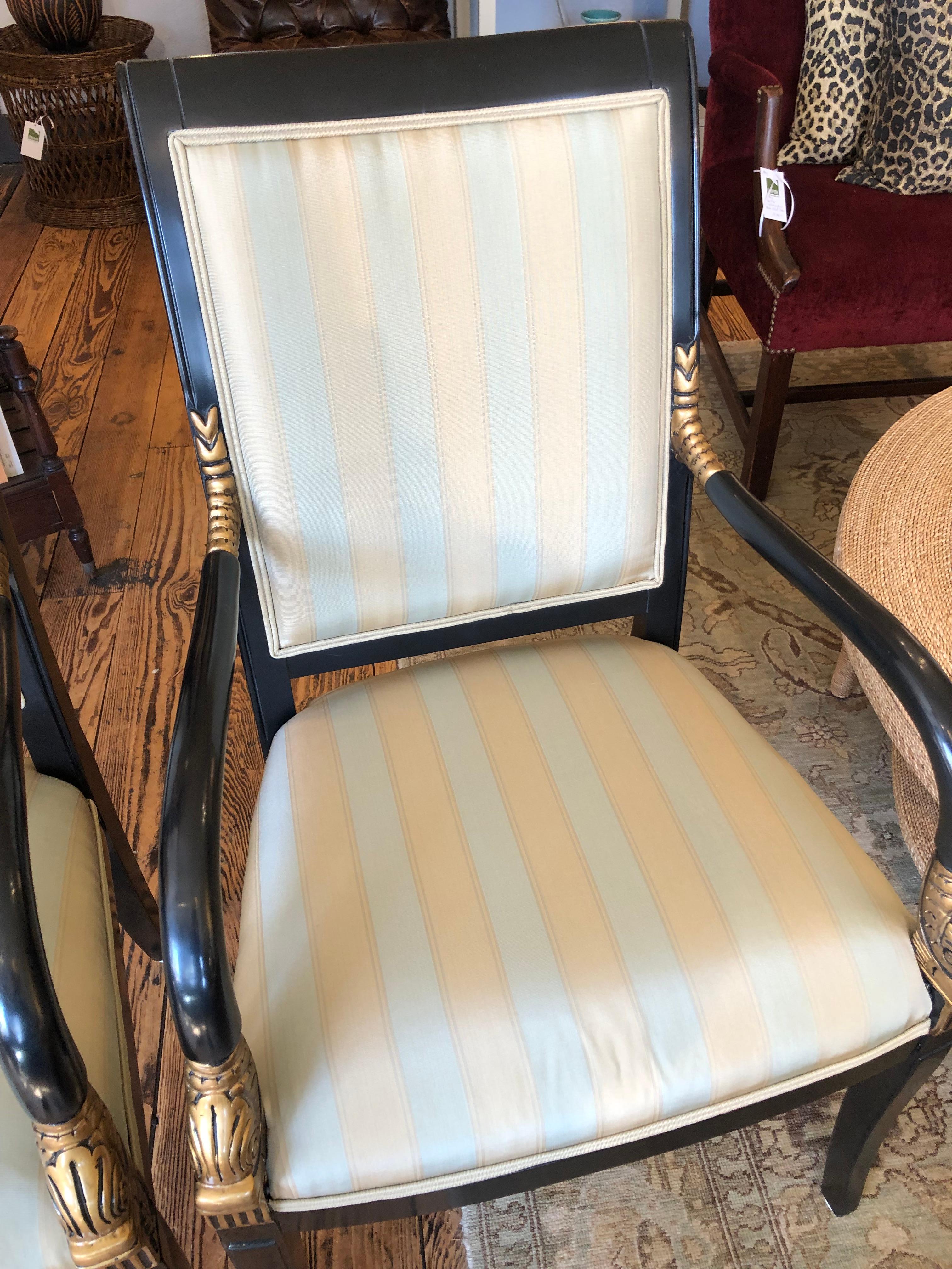 Regency Élégante paire de fauteuils de style Régence à motif de dauphins noirs et or en vente