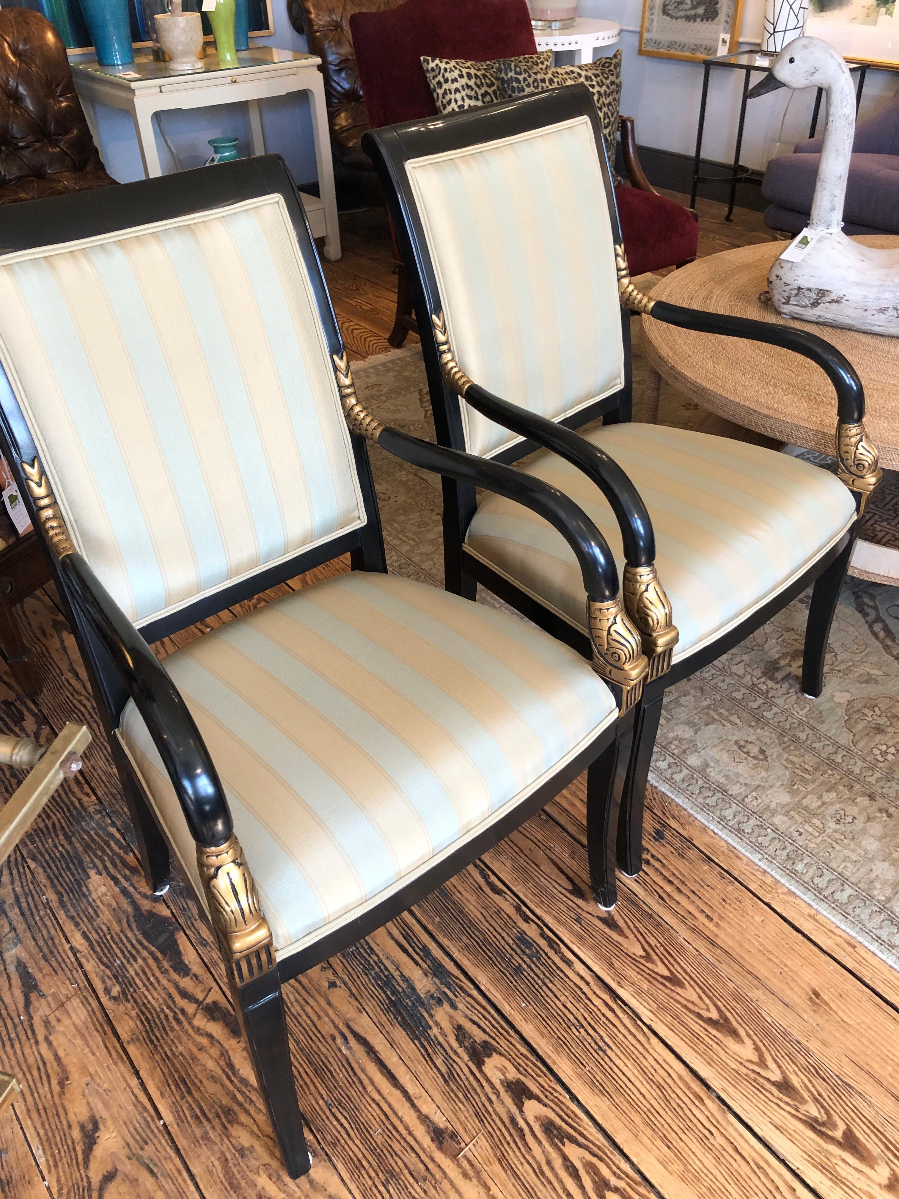 Fin du 20e siècle Élégante paire de fauteuils de style Régence à motif de dauphins noirs et or en vente