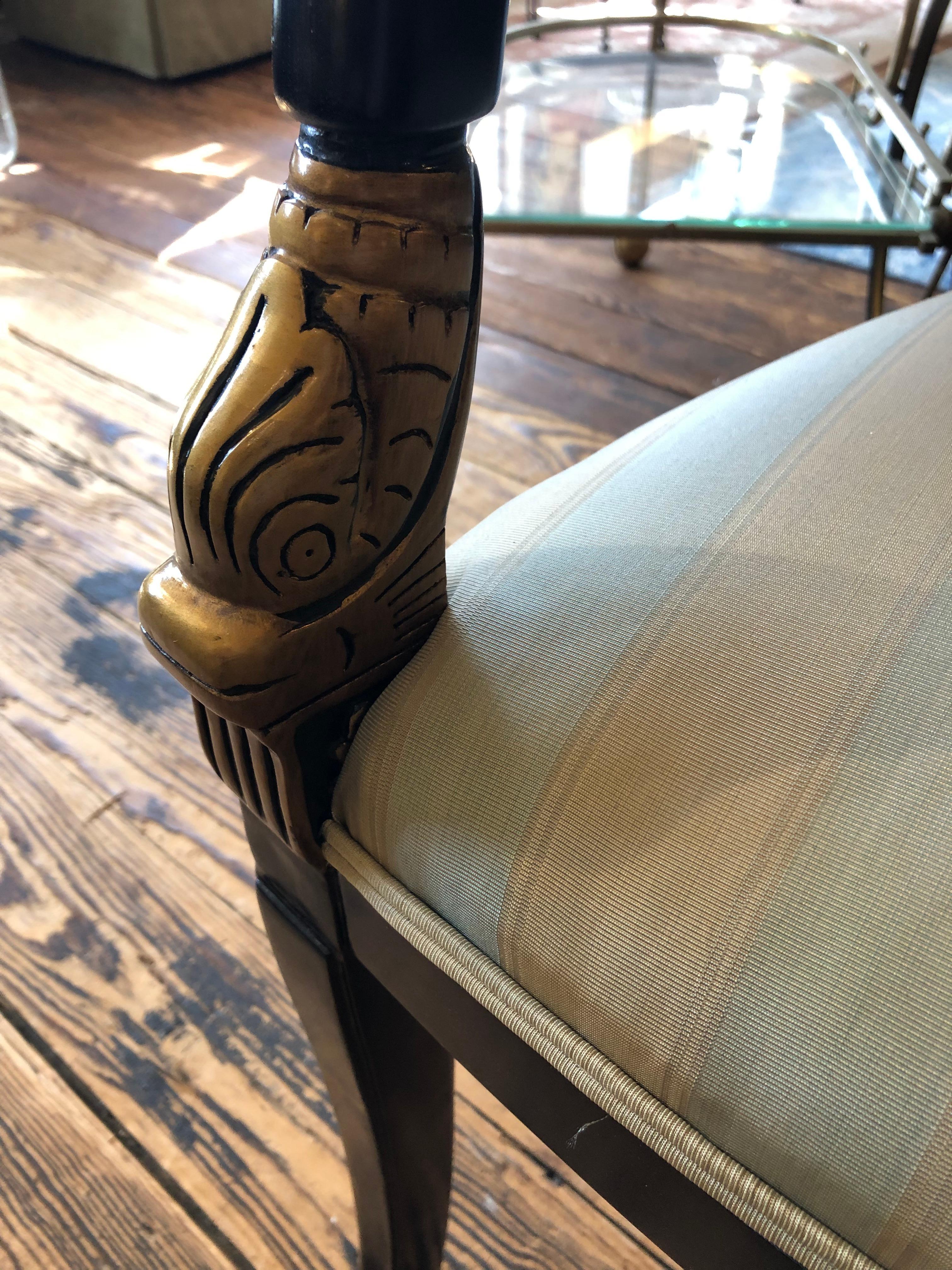 Élégante paire de fauteuils de style Régence à motif de dauphins noirs et or en vente 2