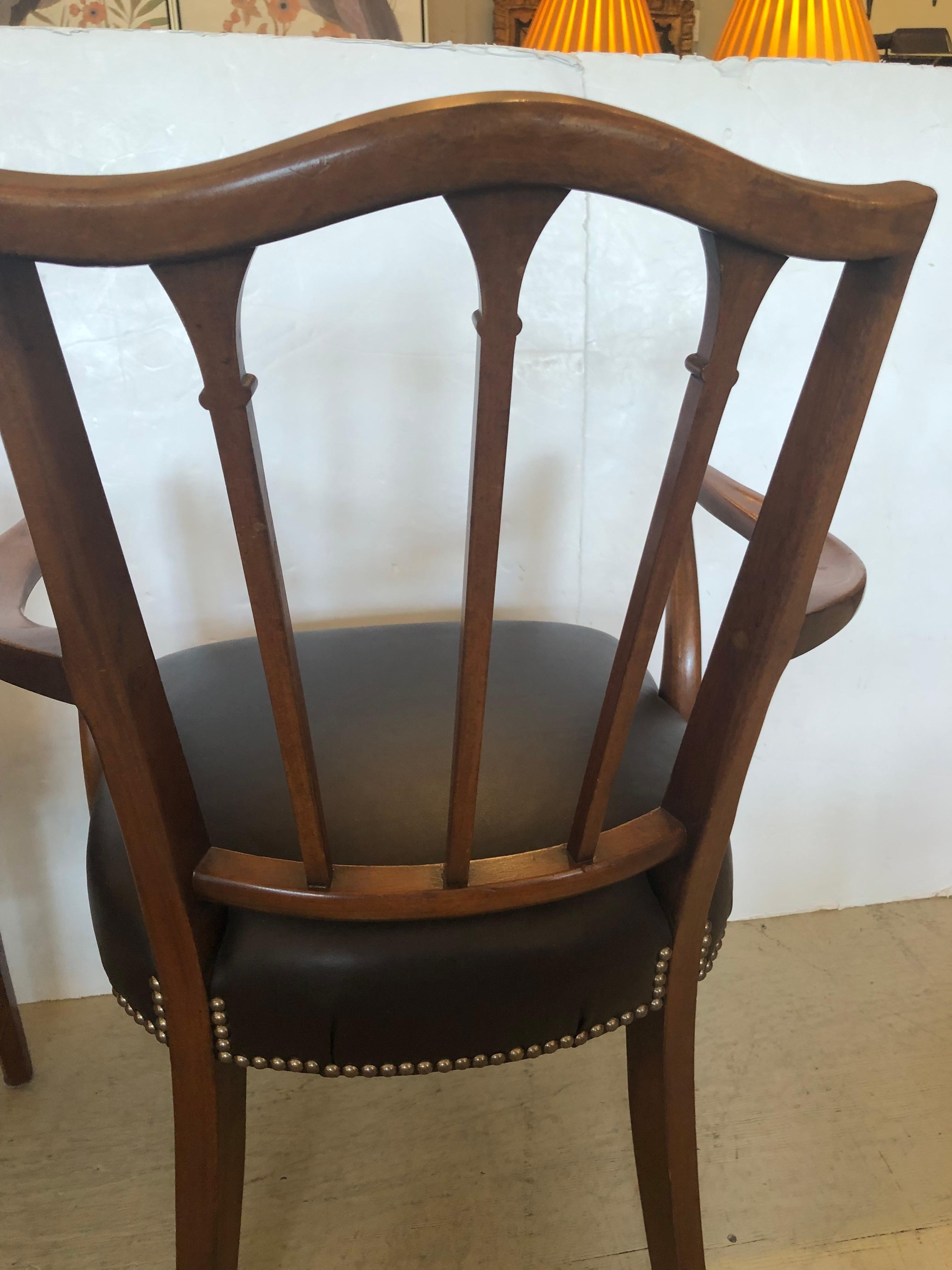Elegante coppia di poltrone in mogano e pelle color cioccolato in stile Regency in vendita 5
