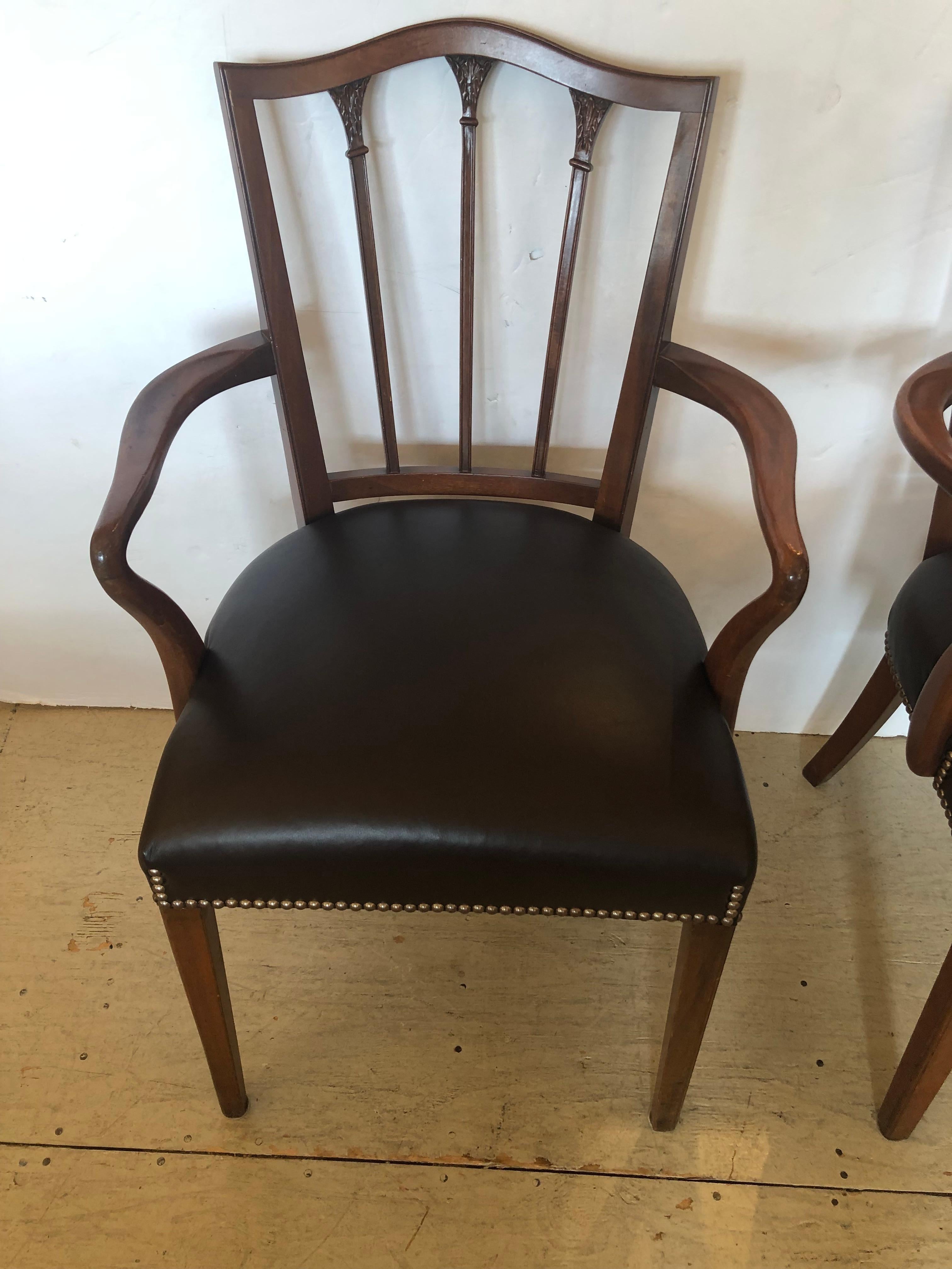 Bellissima coppia di poltrone vintage in mogano intagliato in stile Regency con un nuovo rivestimento in pelle morbida color cioccolato scuro rifinito con punte di chiodi in ottone.  Eleganza delle gambe a sciabola.
altezza del braccio 26
profondità