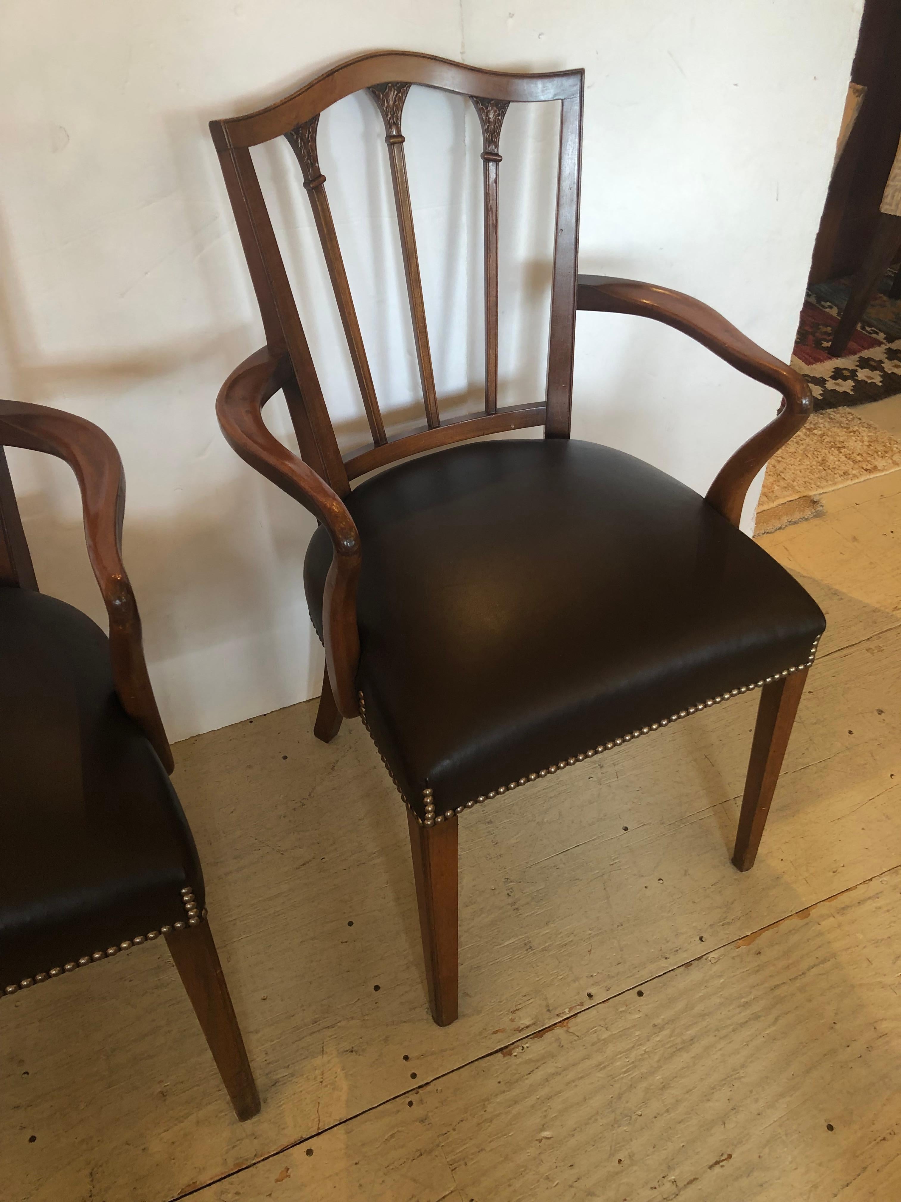Americano Elegante coppia di poltrone in mogano e pelle color cioccolato in stile Regency in vendita