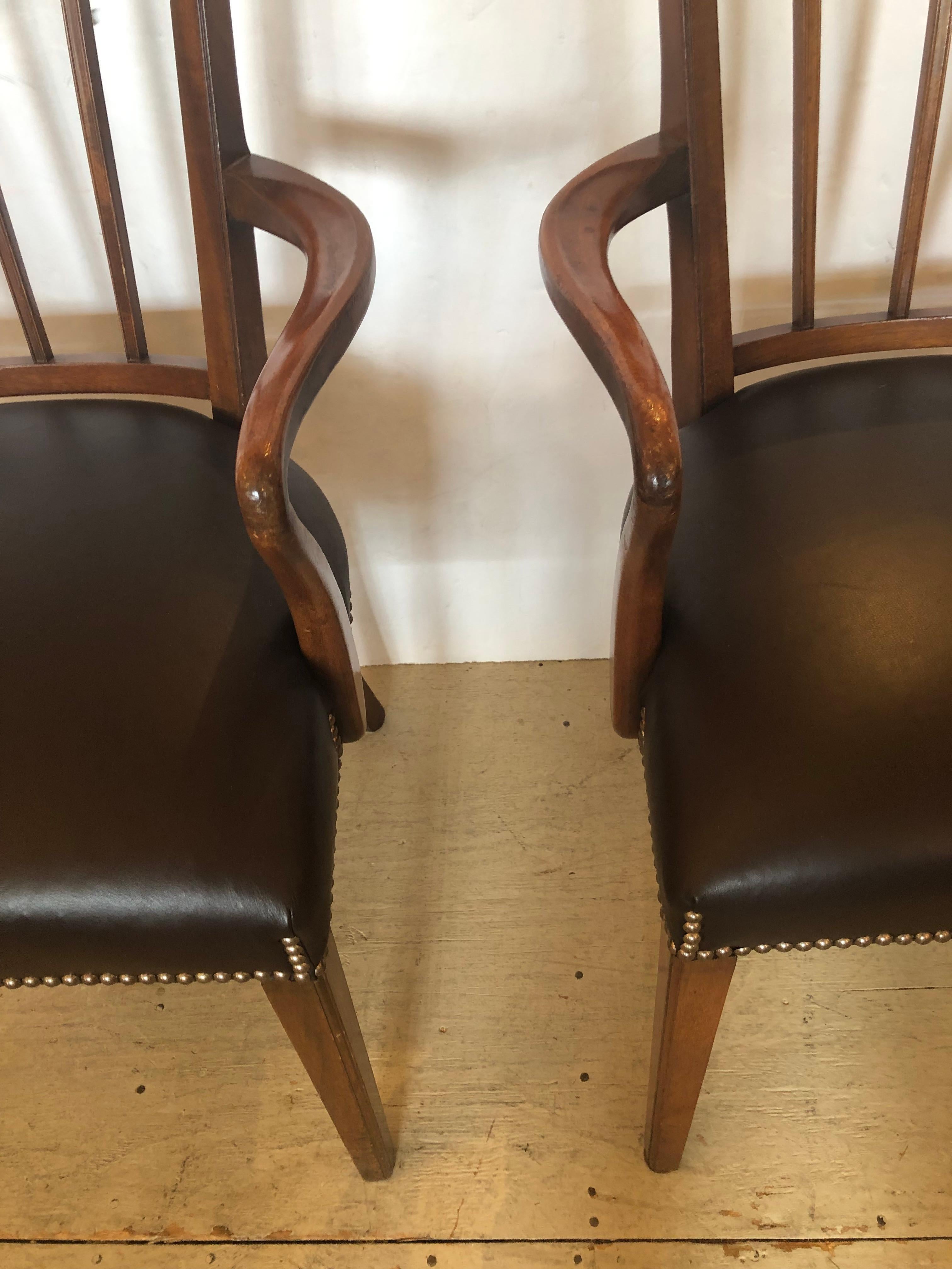 Inizio XX secolo Elegante coppia di poltrone in mogano e pelle color cioccolato in stile Regency in vendita