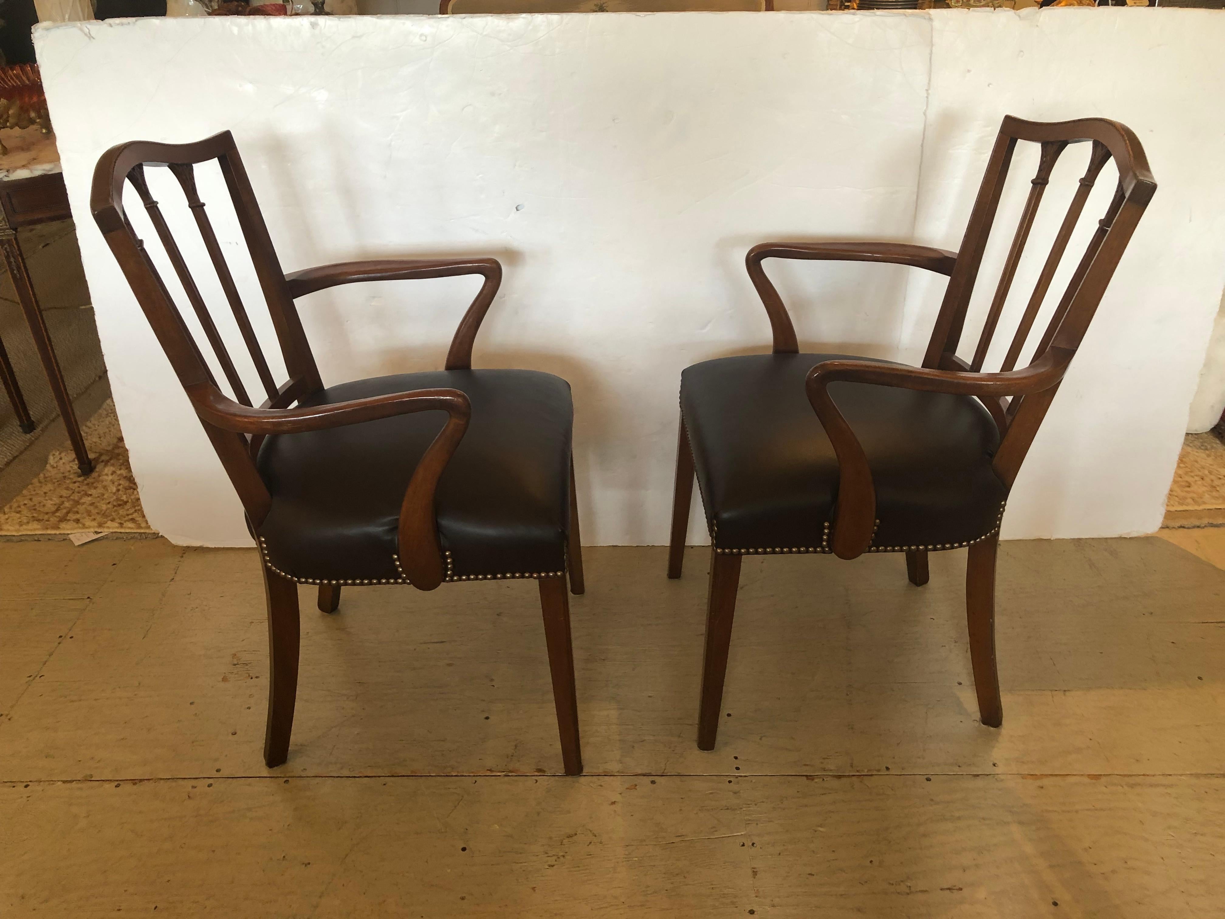 Pelle Elegante coppia di poltrone in mogano e pelle color cioccolato in stile Regency in vendita