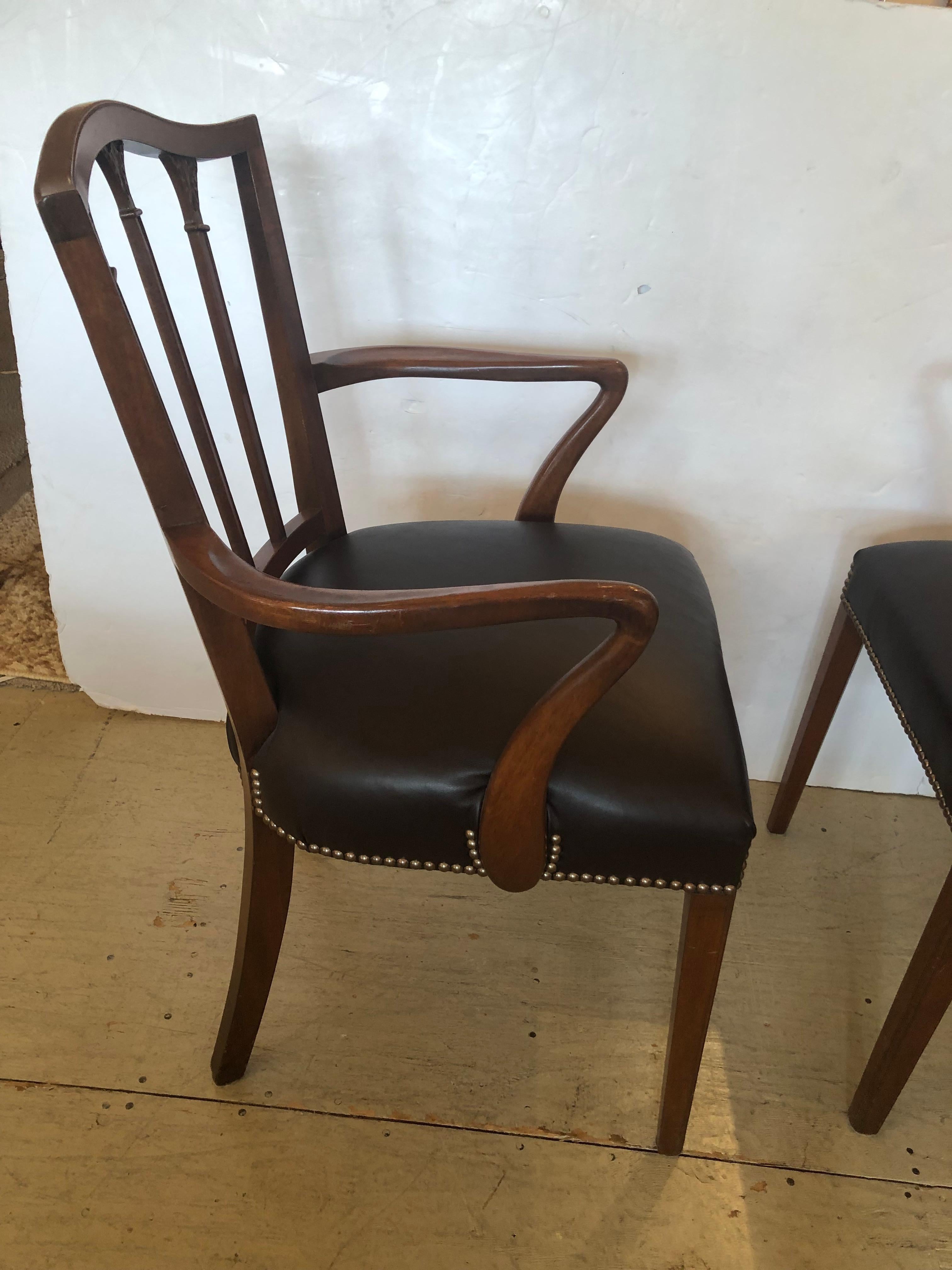 Elegante coppia di poltrone in mogano e pelle color cioccolato in stile Regency in vendita 1