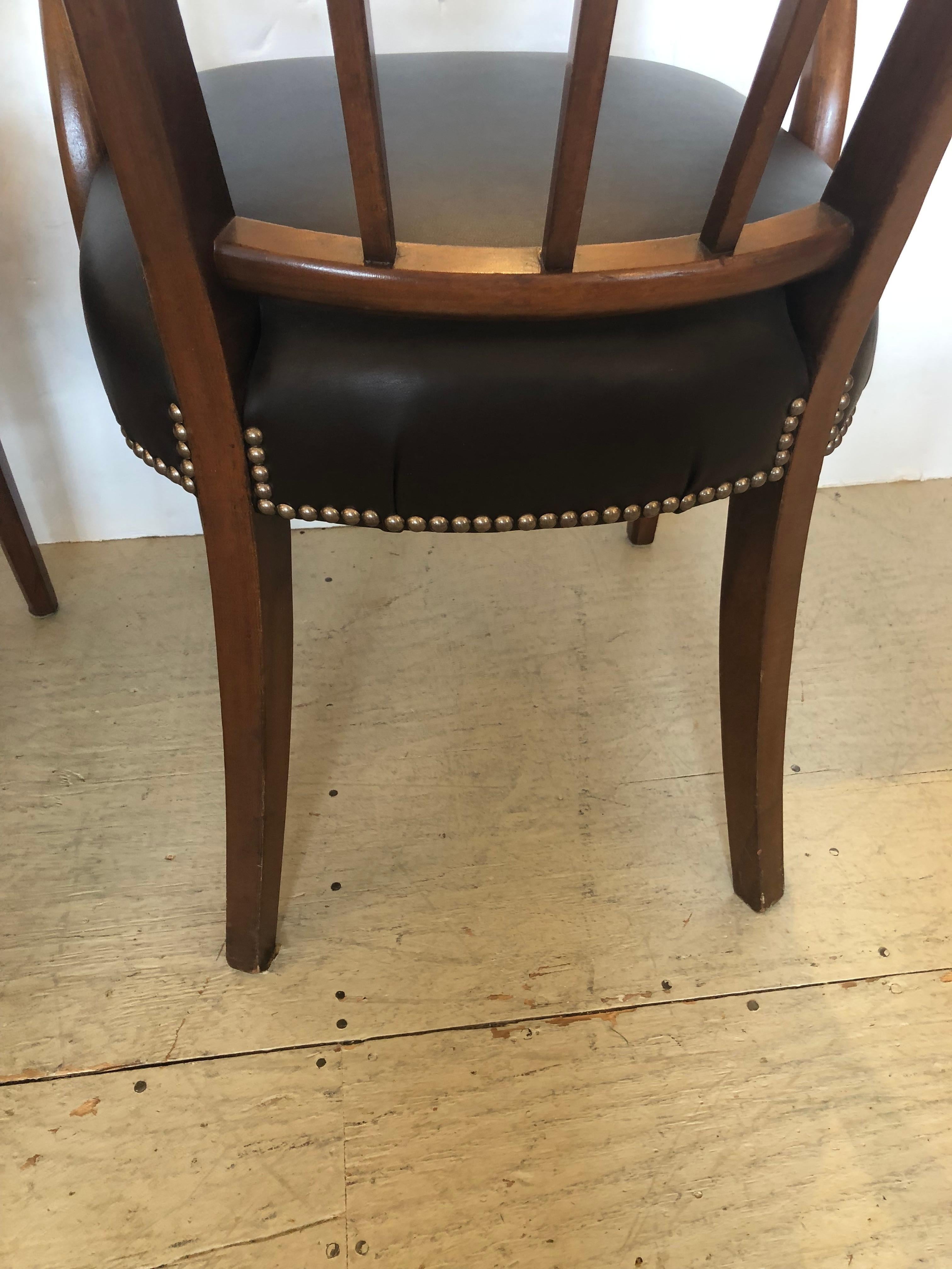 Elegante coppia di poltrone in mogano e pelle color cioccolato in stile Regency in vendita 2