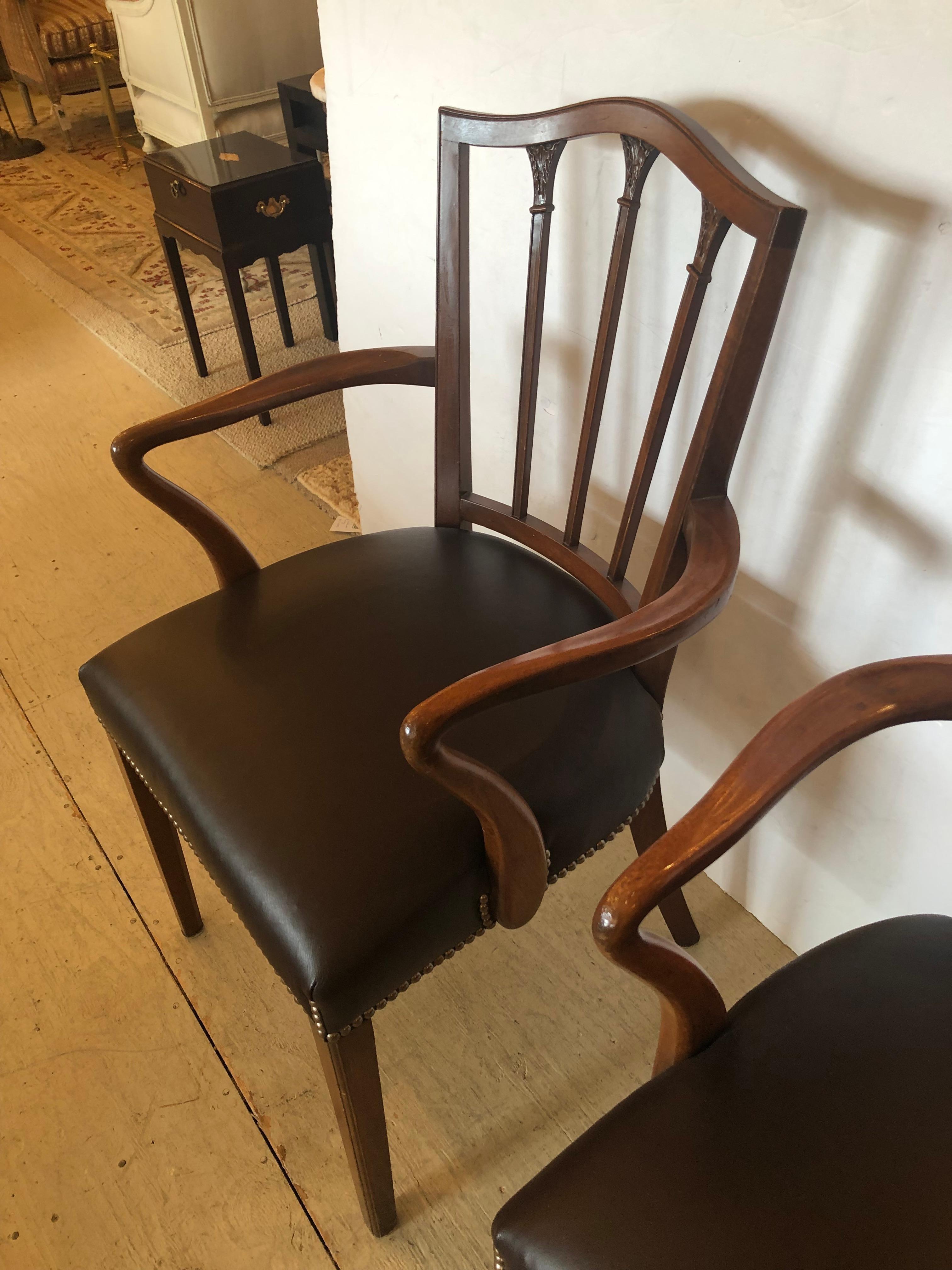Elegante coppia di poltrone in mogano e pelle color cioccolato in stile Regency in vendita 3