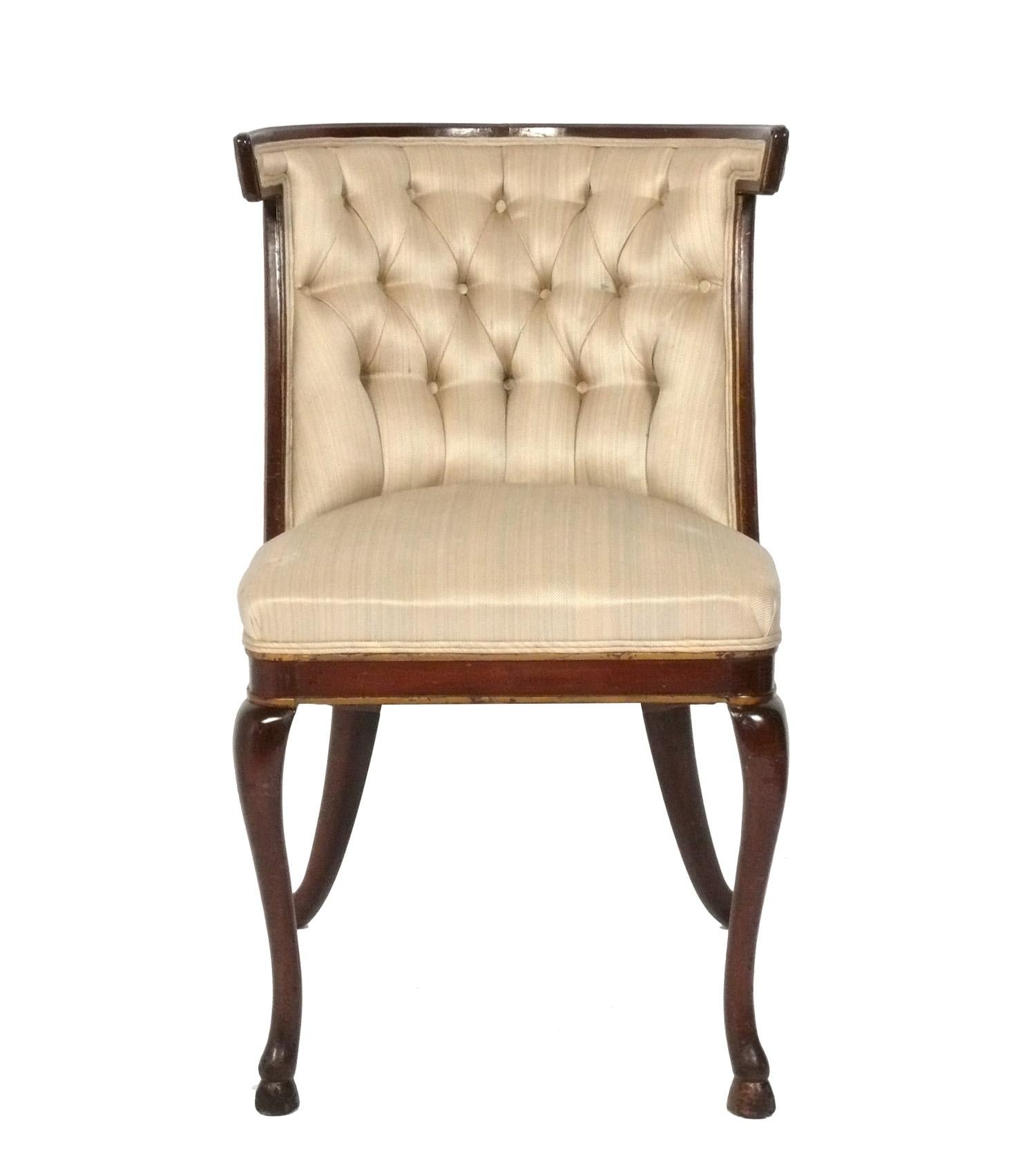Elegantes Paar getuftete Stühle im Regency-Stil mit Huffüßen, amerikanisch, ca. 1940er Jahre. Diese Stühle werden derzeit aufgearbeitet und neu gepolstert und können in der Farbe Ihrer Wahl fertiggestellt und mit Ihrem Stoff neu bezogen werden.
