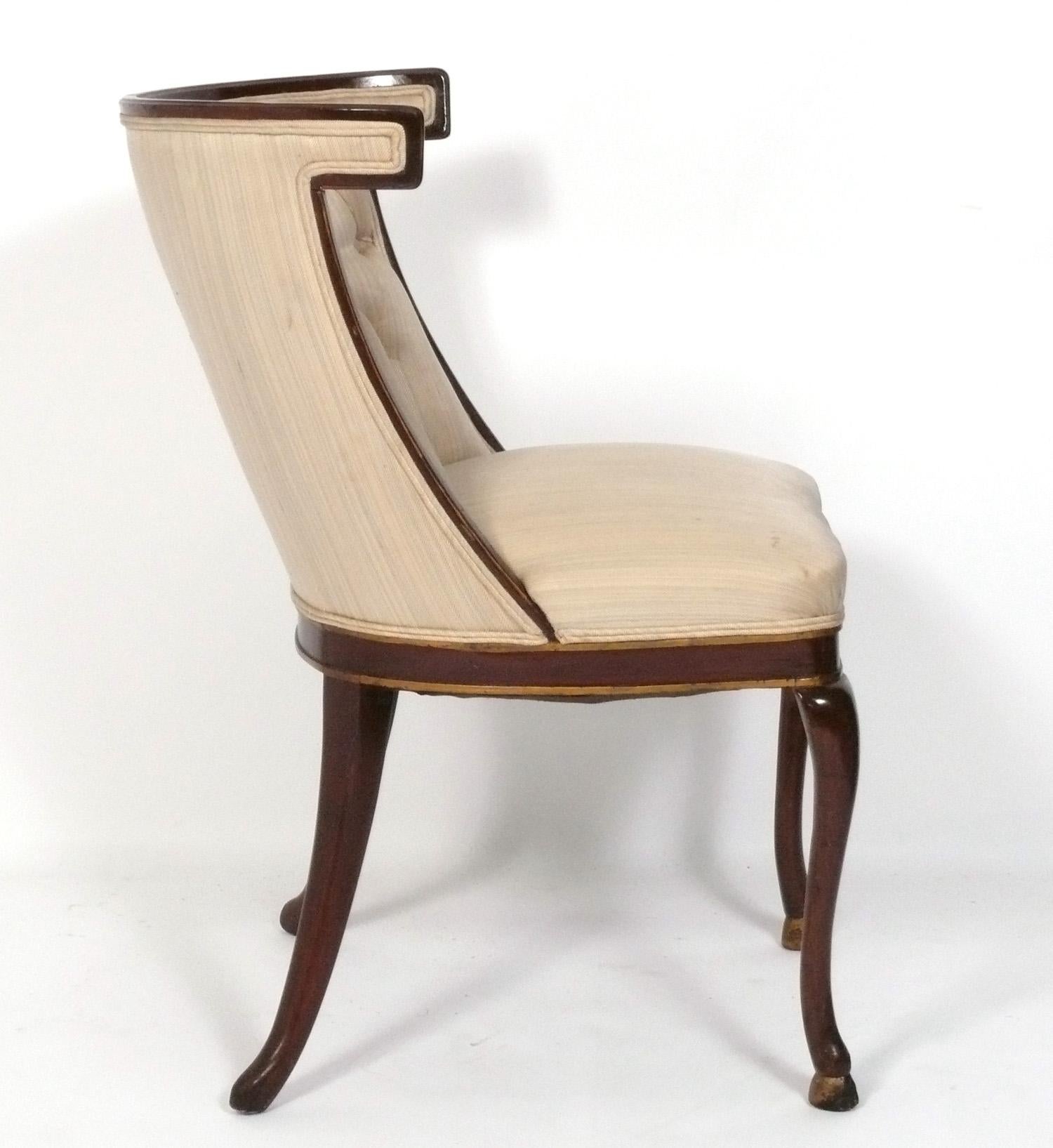 Elegantes Paar getufteter Regency-Stühle mit Hufeisenfüßen (amerikanisch) im Angebot