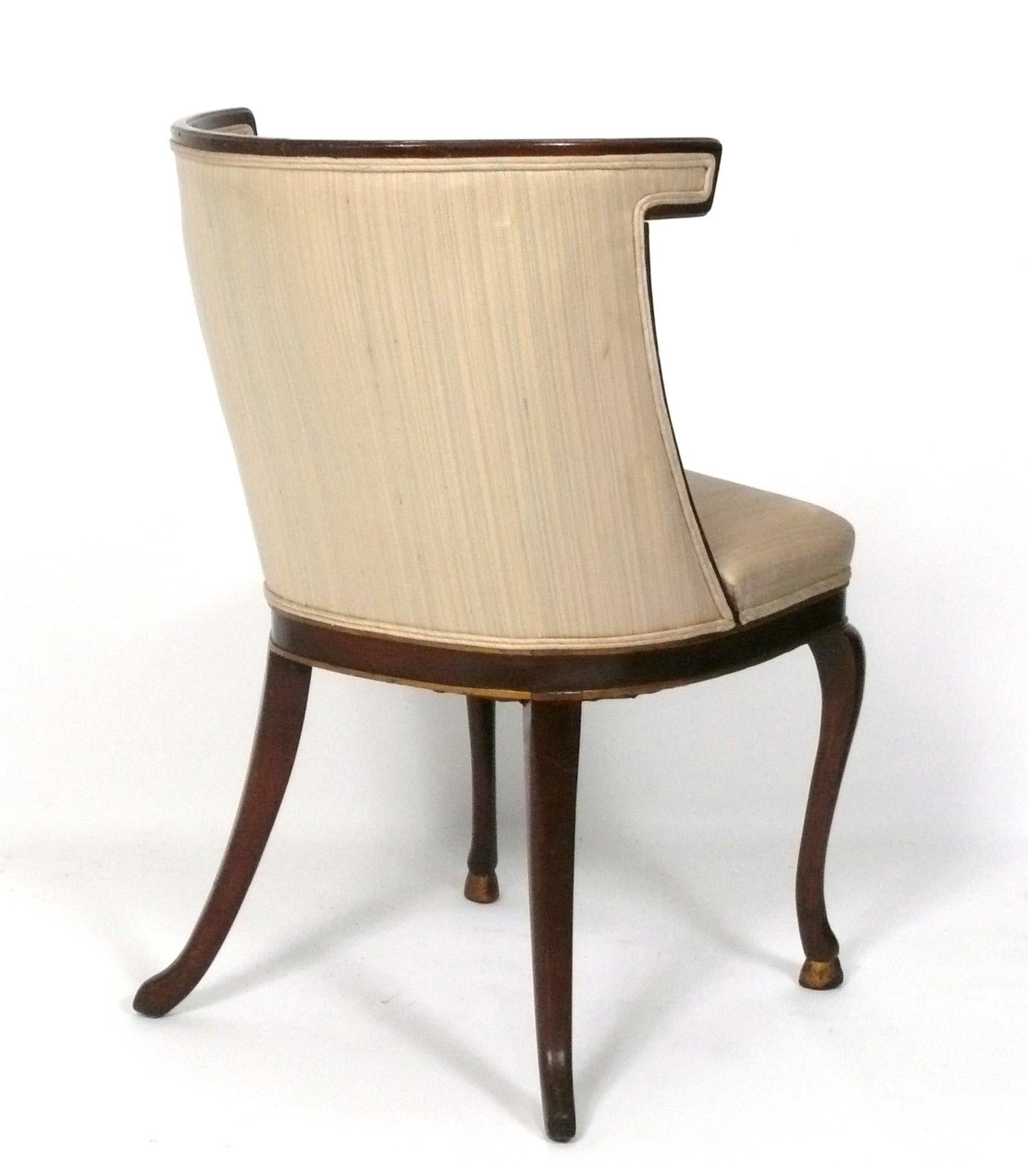 Elegantes Paar getufteter Regency-Stühle mit Hufeisenfüßen im Zustand „Gut“ im Angebot in Atlanta, GA