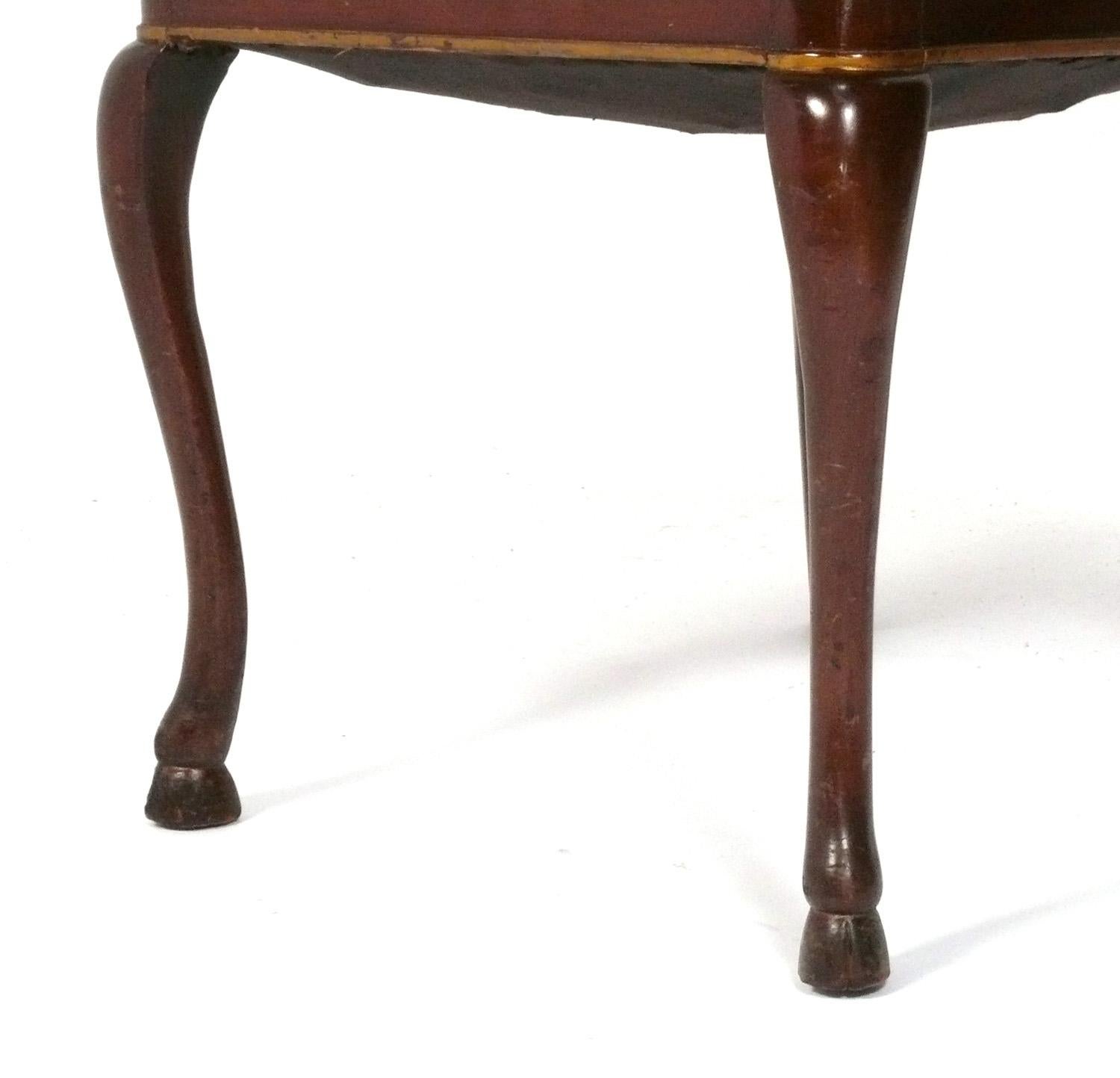 Elegantes Paar getufteter Regency-Stühle mit Hufeisenfüßen (Mitte des 20. Jahrhunderts) im Angebot