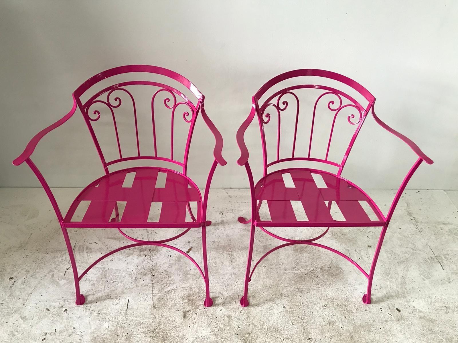 Elegantes Paar Salterini schmiedeeiserne Gartenstühle für den Außenbereich, pulverbeschichtet in der Farbe passion pink, ca. 1950er Jahre.
 
  