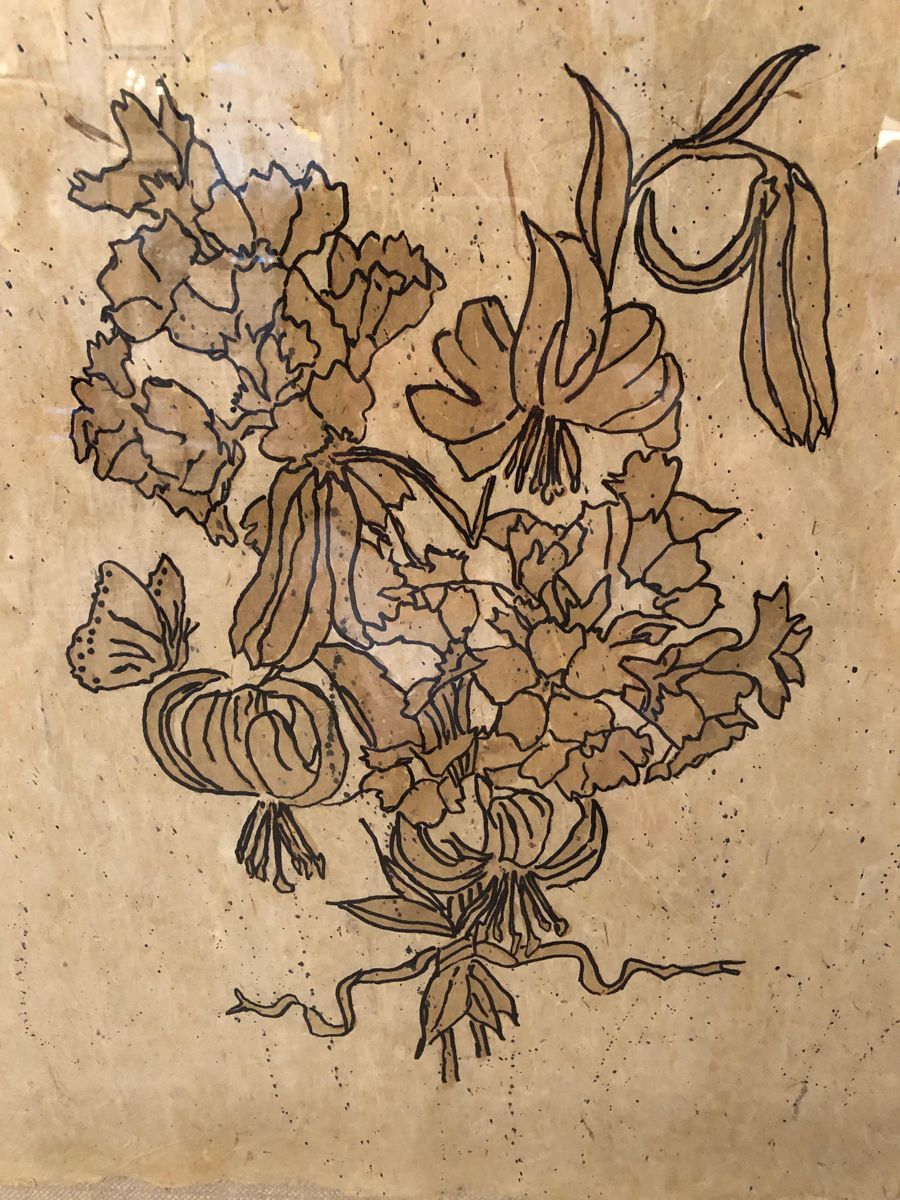 Elegante pareja de grandes ramos de flores con una paleta sepia pintados sobre pergamino, bellamente enmarañados sobre arpillera y en anchos marcos negros de madera ligeramente rústica.