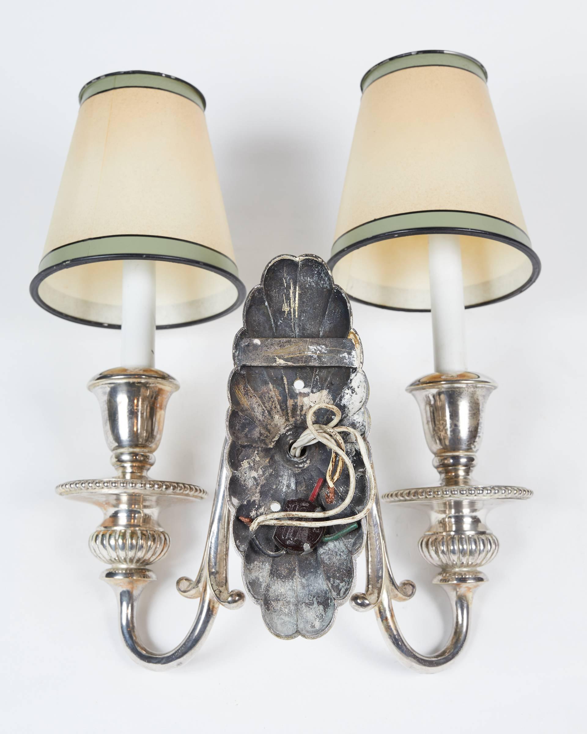 Inizio XX secolo Elegante coppia di lampade in stile Adam placcate in argento in vendita