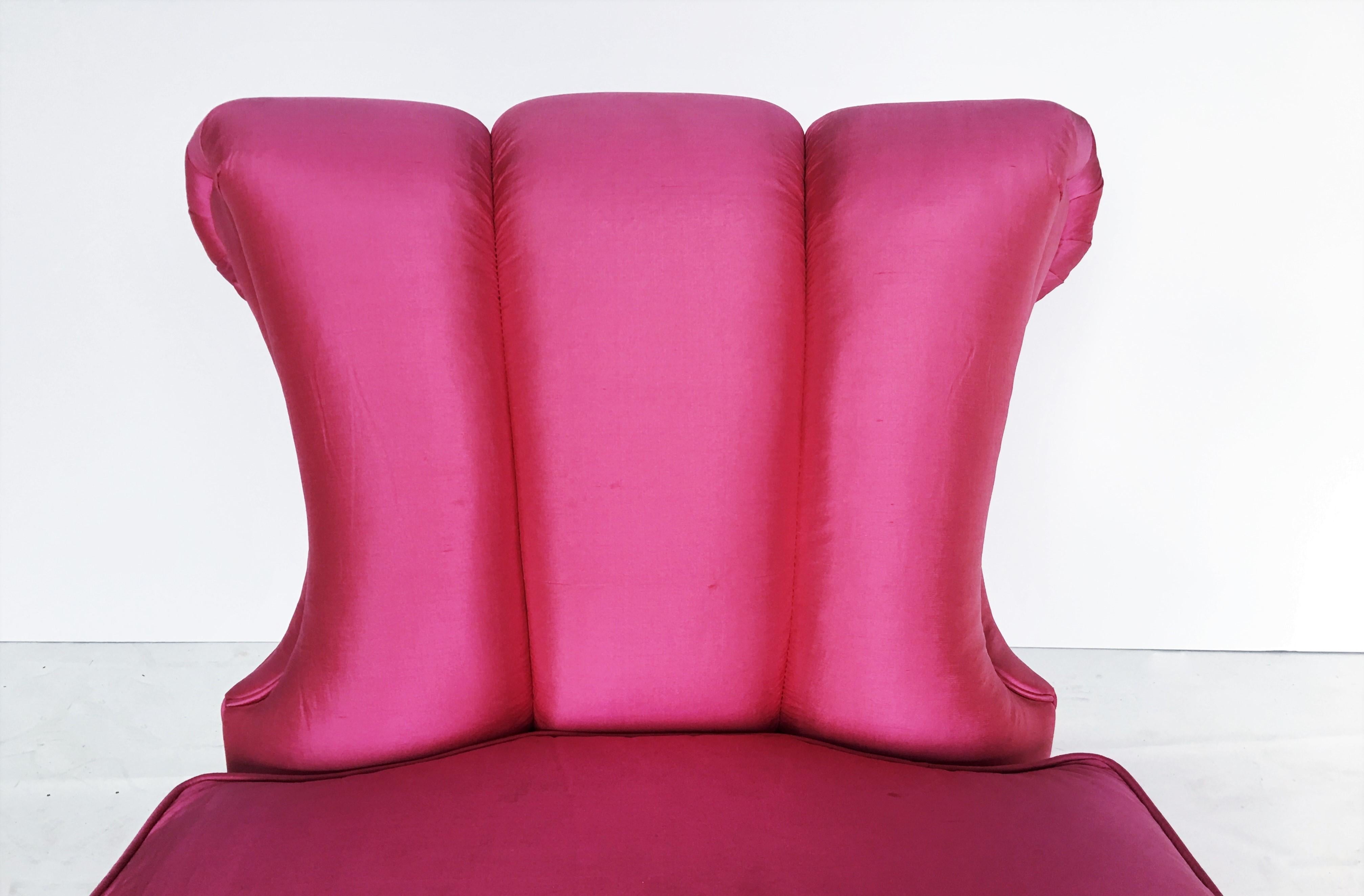 20th Century Elegant Pair of Slipper Chairs in Pink Silk For Sale