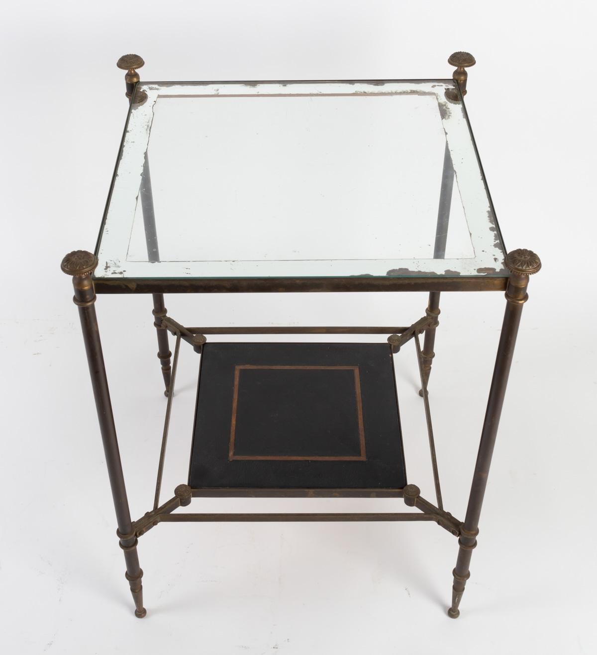 Elegant pair of small square side tables attributed to Maison Jansen, France, 1950s.
They are composed of two trays, the upper tray in églomisé glass and the lower tray in wood covered with leather, supported by a brass structure.
Attributed to