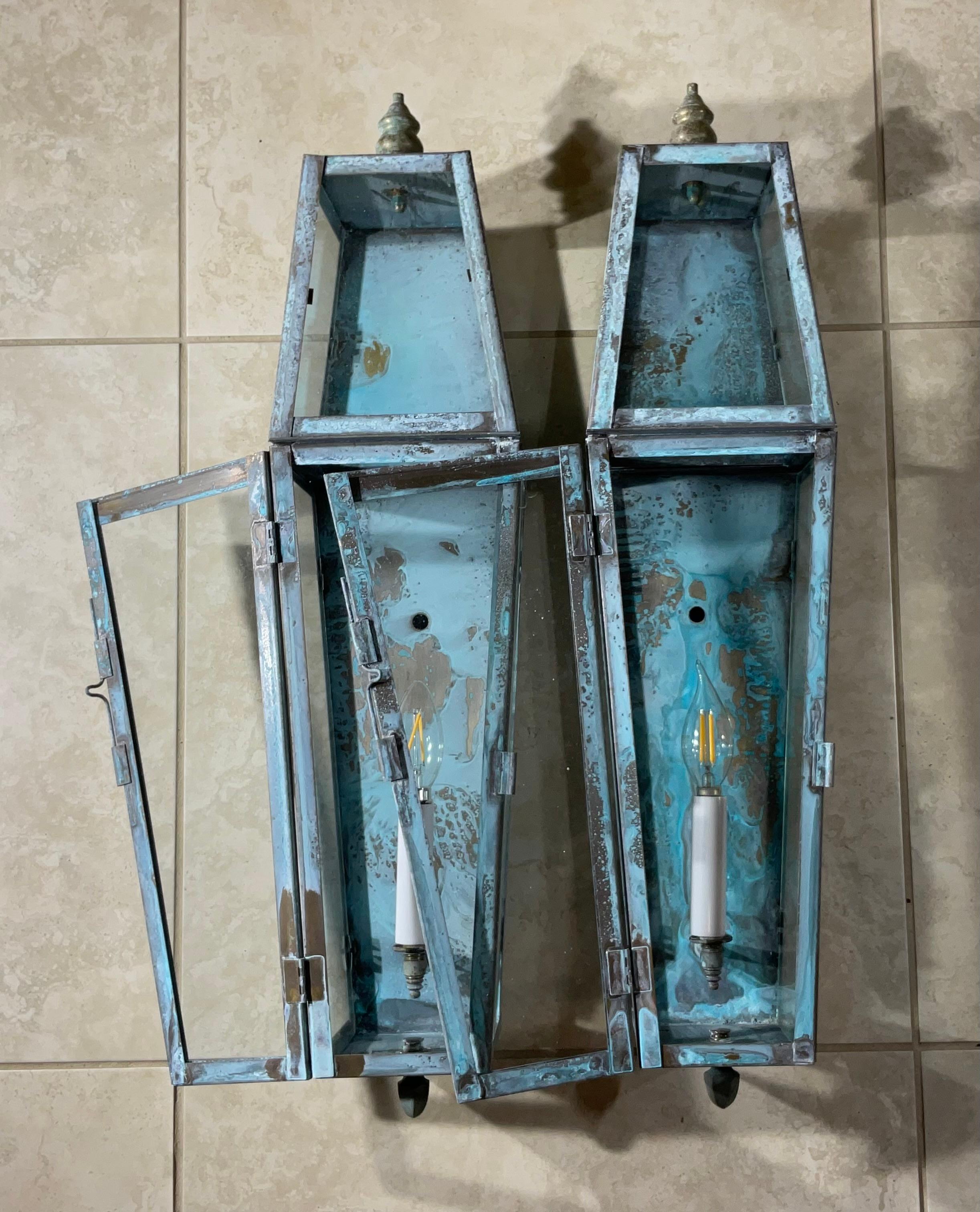 Elegant Pair of Solid Brass Wall-Mounted Lanterns   26”.5 h x 6” w x 6”.5 d In Good Condition For Sale In Delray Beach, FL