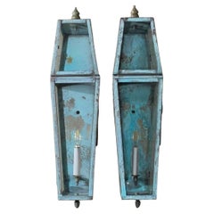 Élégante paire de lanternes murales en laiton massif   26.5 h x 6 w x 6,5 d