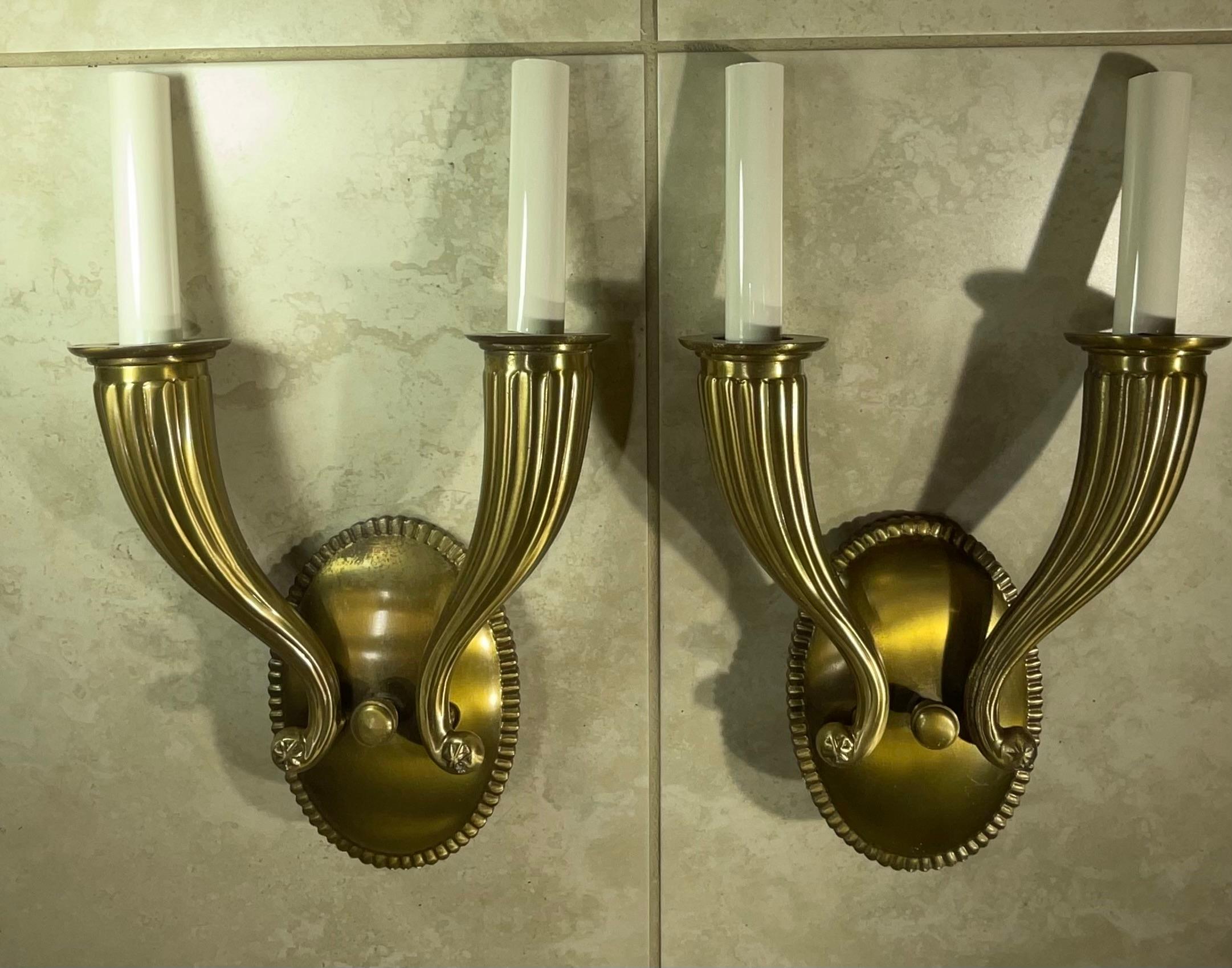 Elegante coppia di lampade da parete in ottone massiccio, stile vintage Hollywood Regency in vendita 3